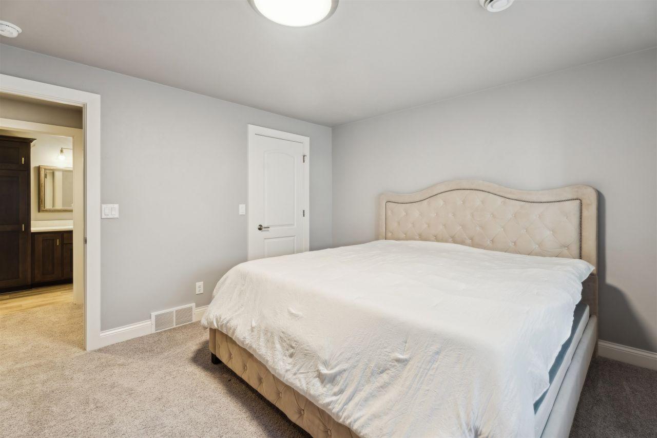 MENASHA, Wisconsin, 54952, United States, 6 Bedrooms Bedrooms, ,4 BathroomsBathrooms,Residential,For Sale,1807360