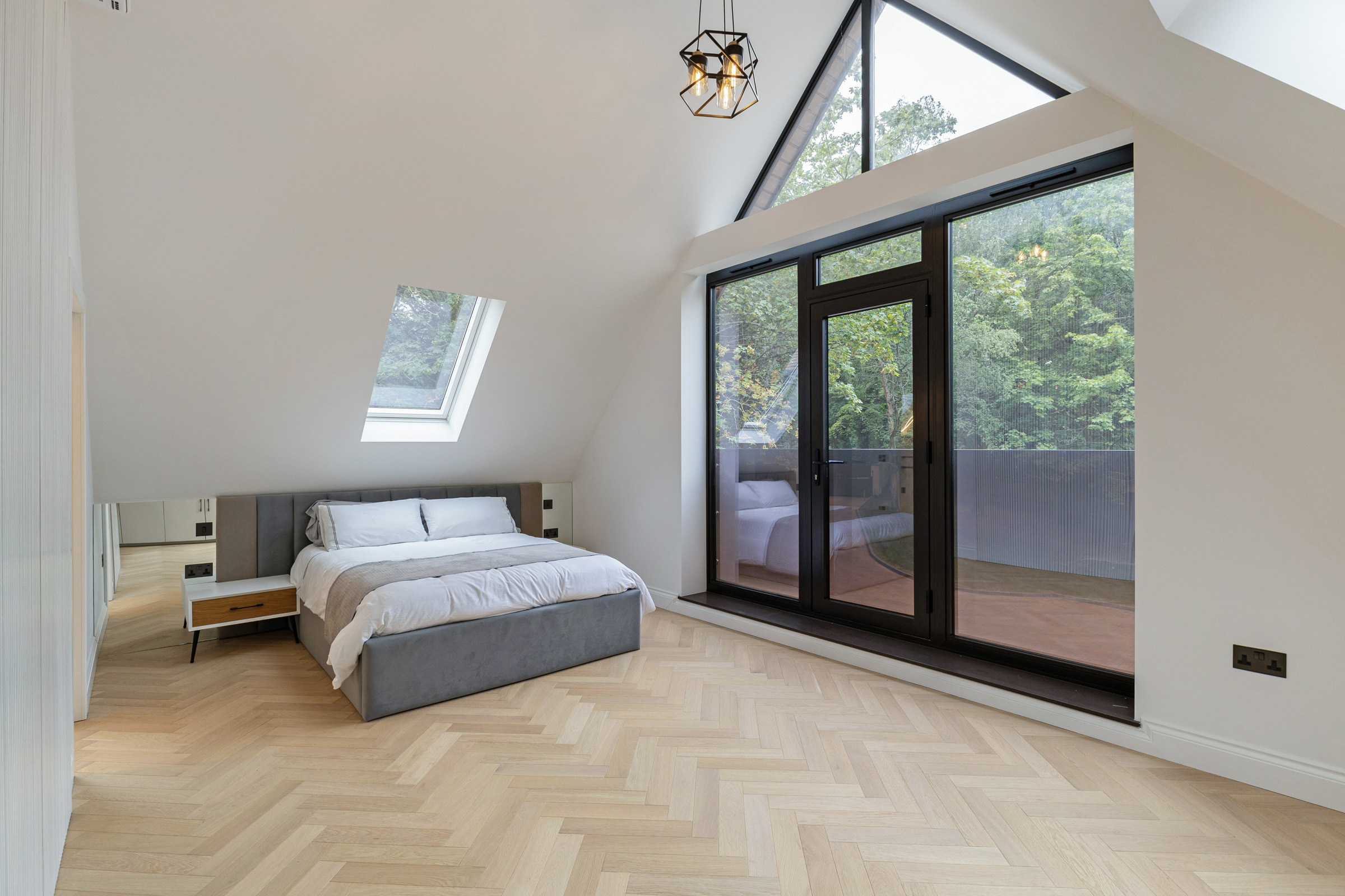  A Gated Contemporary House with an Indoor Swimming Pool - 物件實景