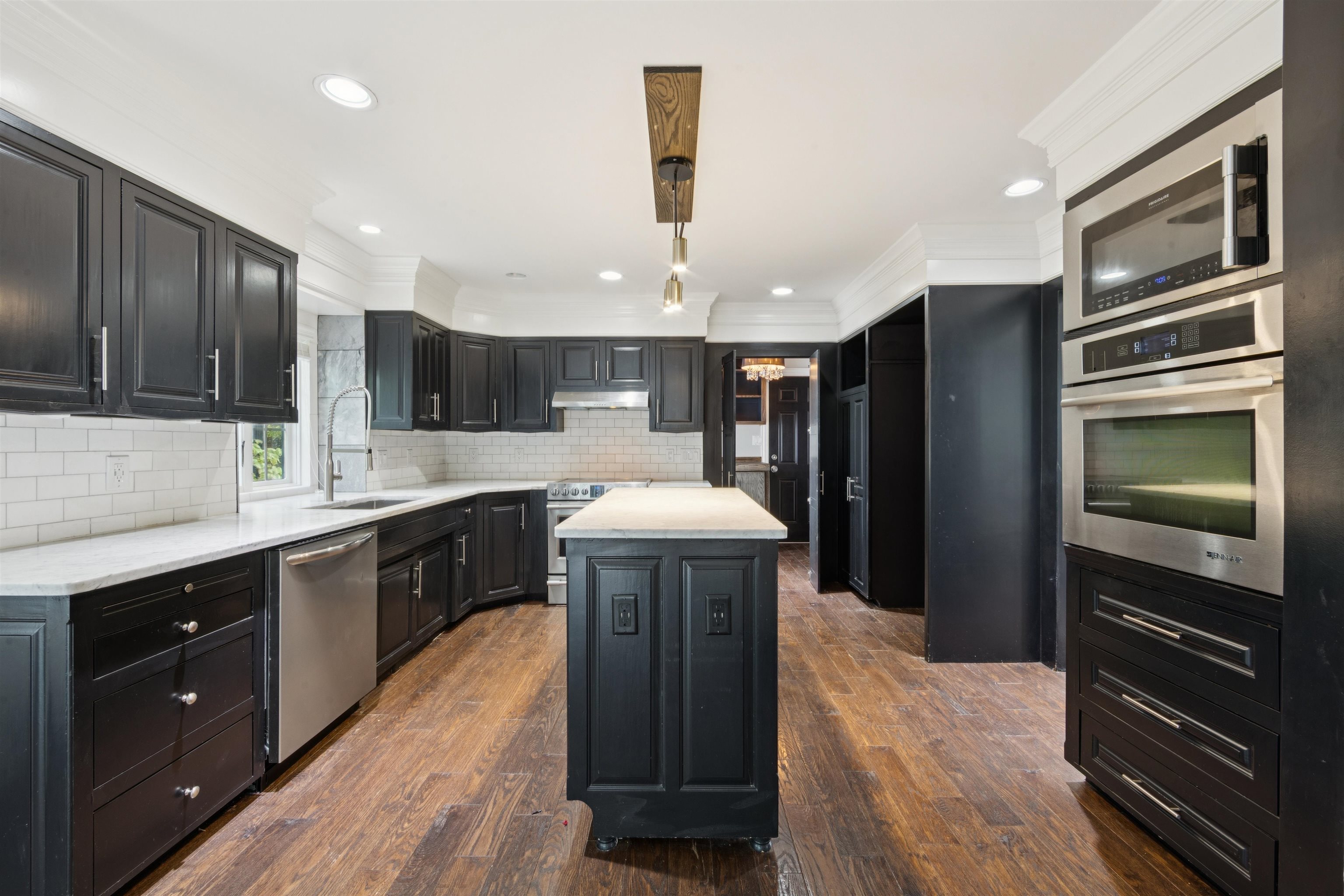 Wichita, Kansas, 67206, United States, 2 Bedrooms Bedrooms, ,4 BathroomsBathrooms,Residential,For Sale,1911450