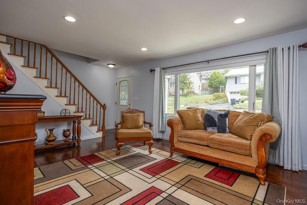 White Plains, New York, 10607, United States, 4 Bedrooms Bedrooms, ,2 BathroomsBathrooms,Residential,For Sale,1986046