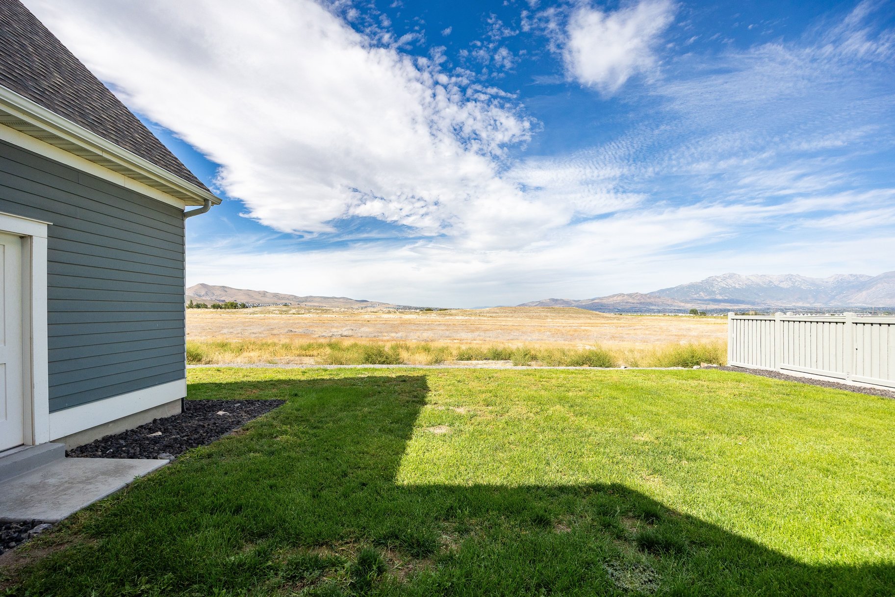  Impeccably Maintained Home with Mountain Views & Four-Car Garage - 物件實景