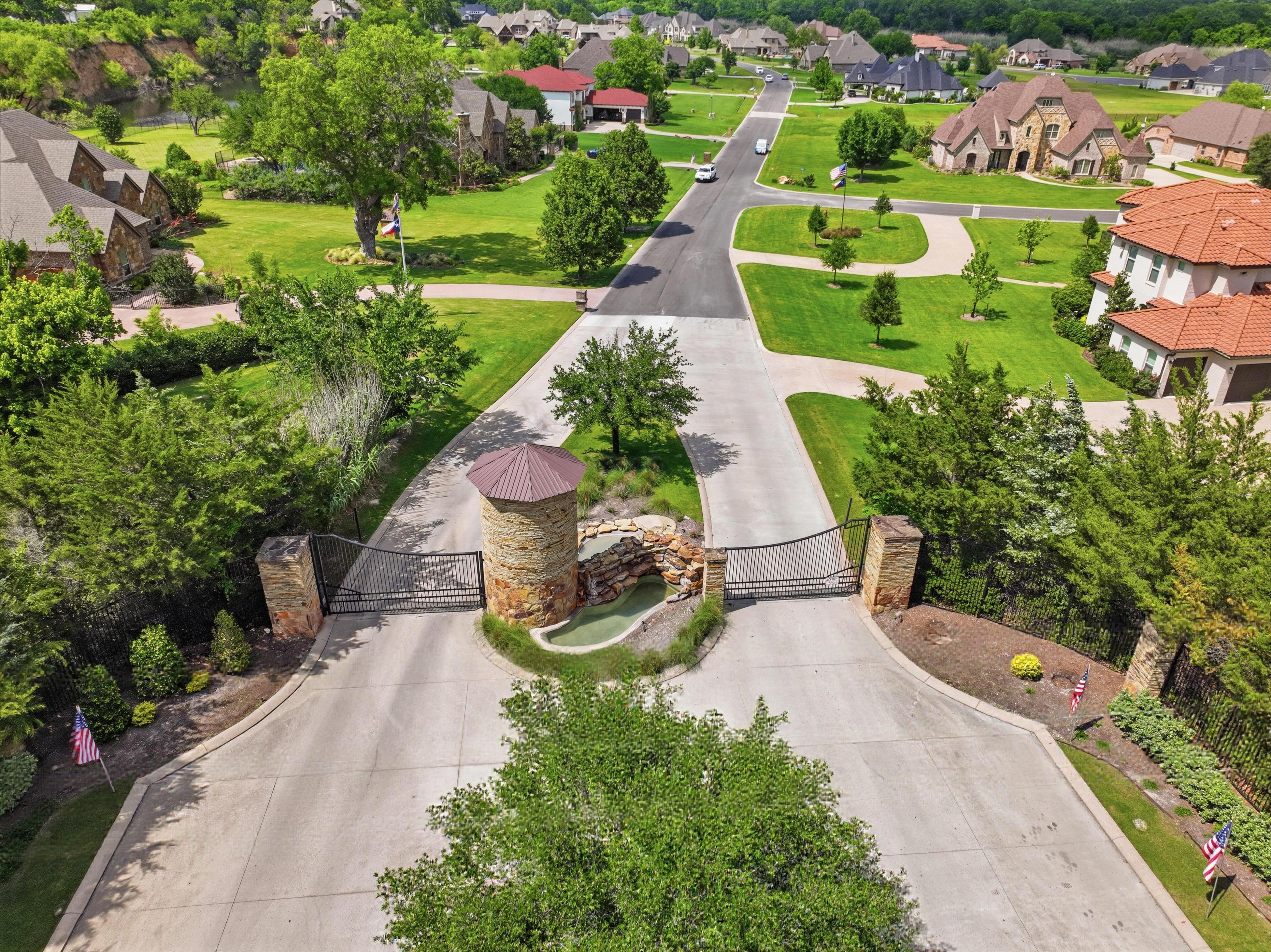  Premier Gated Lakefront Estate, Panoramic Water Views and Timeless Craftsmanship - 物件實景