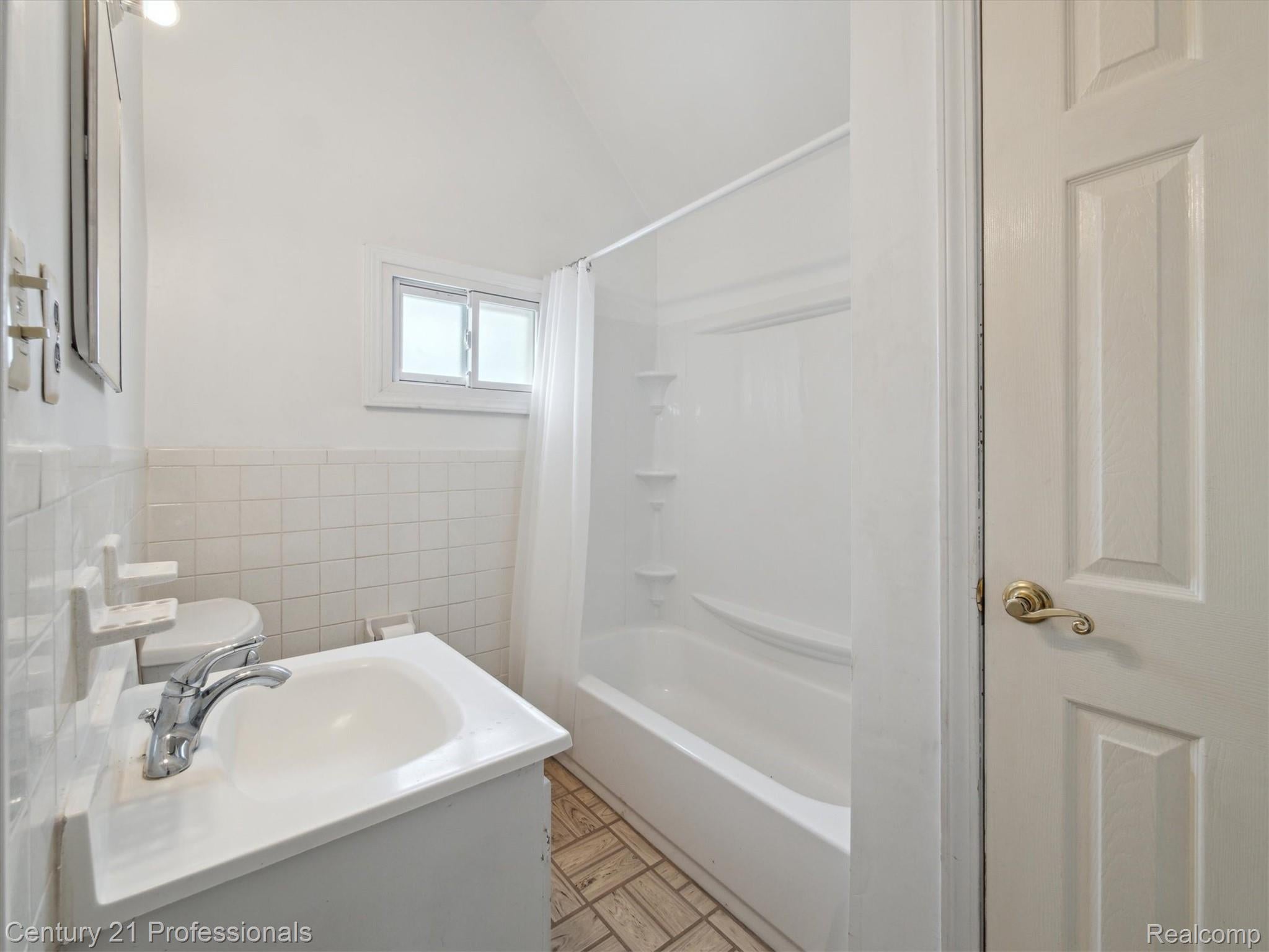 FarmingtonHills, Michigan, 48167, United States, 4 Bedrooms Bedrooms, ,4 BathroomsBathrooms,Residential,For Sale,1895323