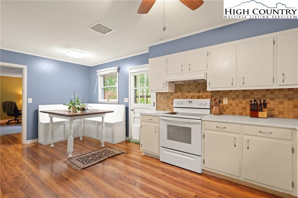 Boone, North Carolina, 28607, United States, 3 Bedrooms Bedrooms, ,3 BathroomsBathrooms,Residential,For Sale,1974866