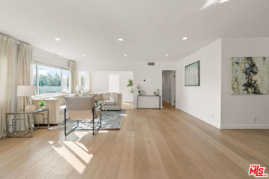 Los Angeles, California, 90046, United States, 3 Bedrooms Bedrooms, ,3 BathroomsBathrooms,Residential,For Sale,1989732