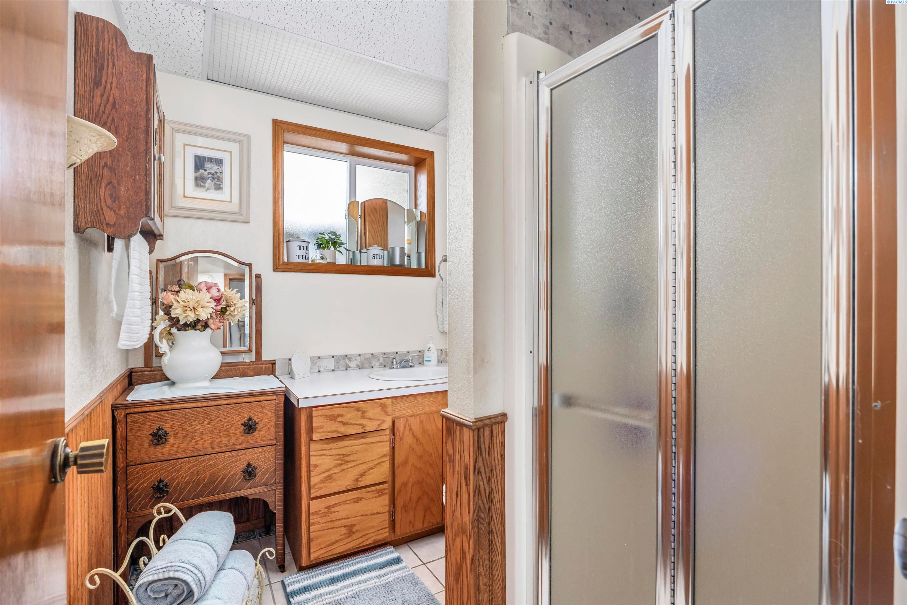 Prosser, Washington, 99350, United States, 4 Bedrooms Bedrooms, ,1 BathroomBathrooms,Residential,For Sale,1984108