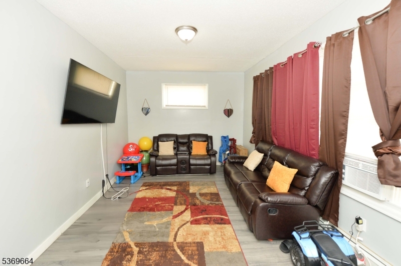 Irvington Twp., New Jersey, 07111, United States, 5 Bedrooms Bedrooms, ,3 BathroomsBathrooms,Residential,For Sale,1895417