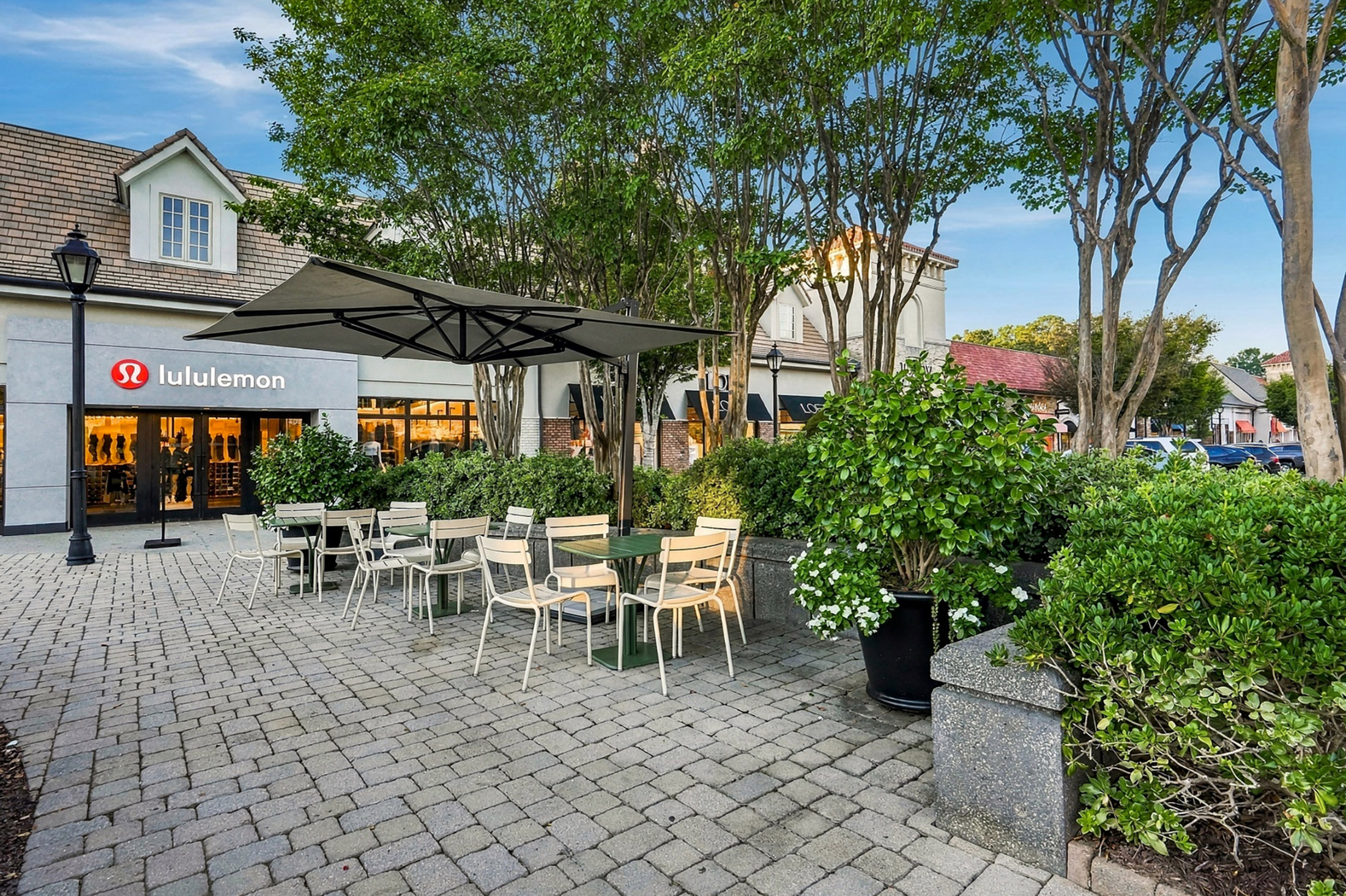  Classic Colonial Charm Meets Beautifully Updated Interiors - 物件實景