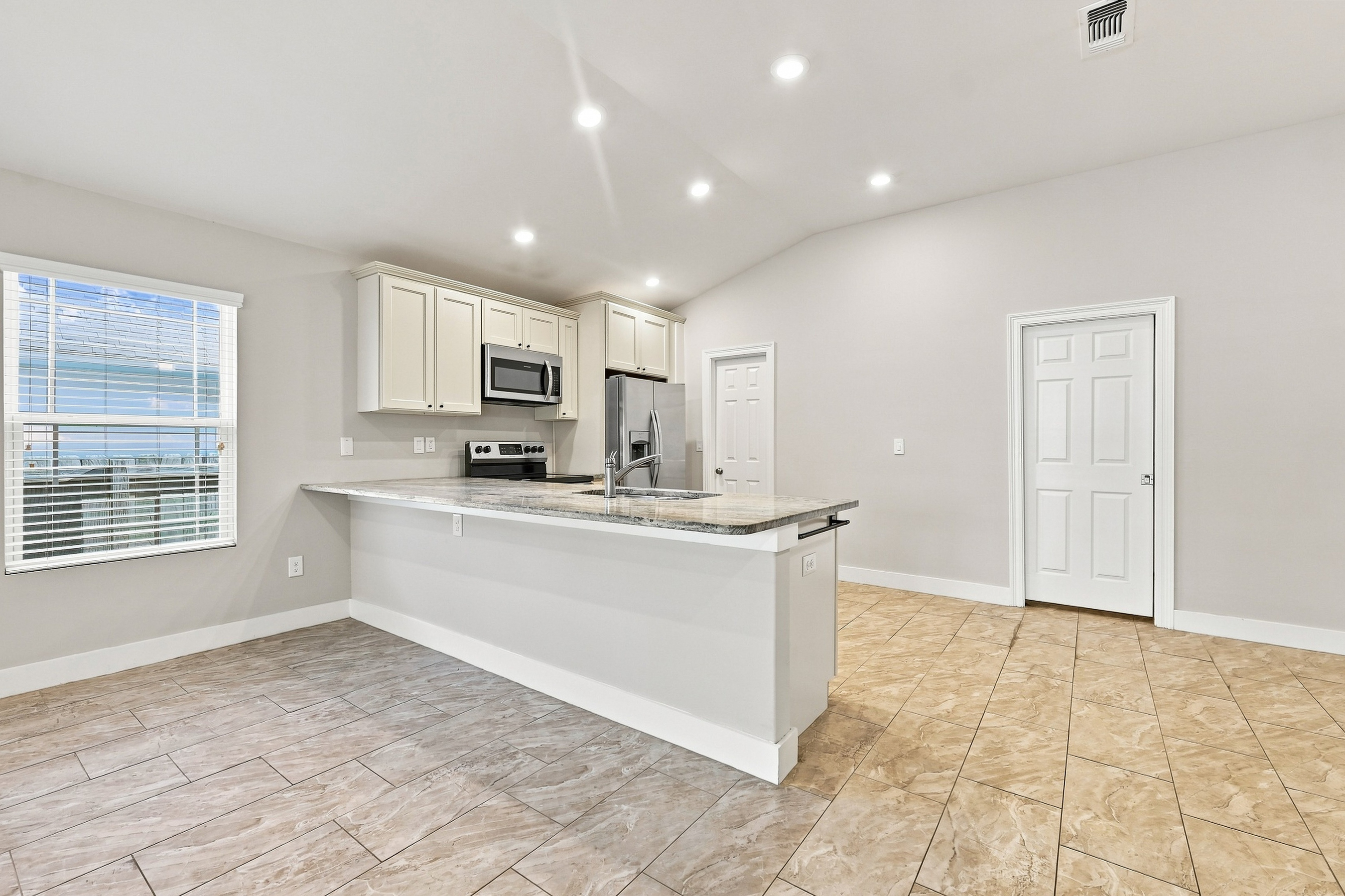  Newer Construction With Rear Yard Near Navarre Beach - 物件實景