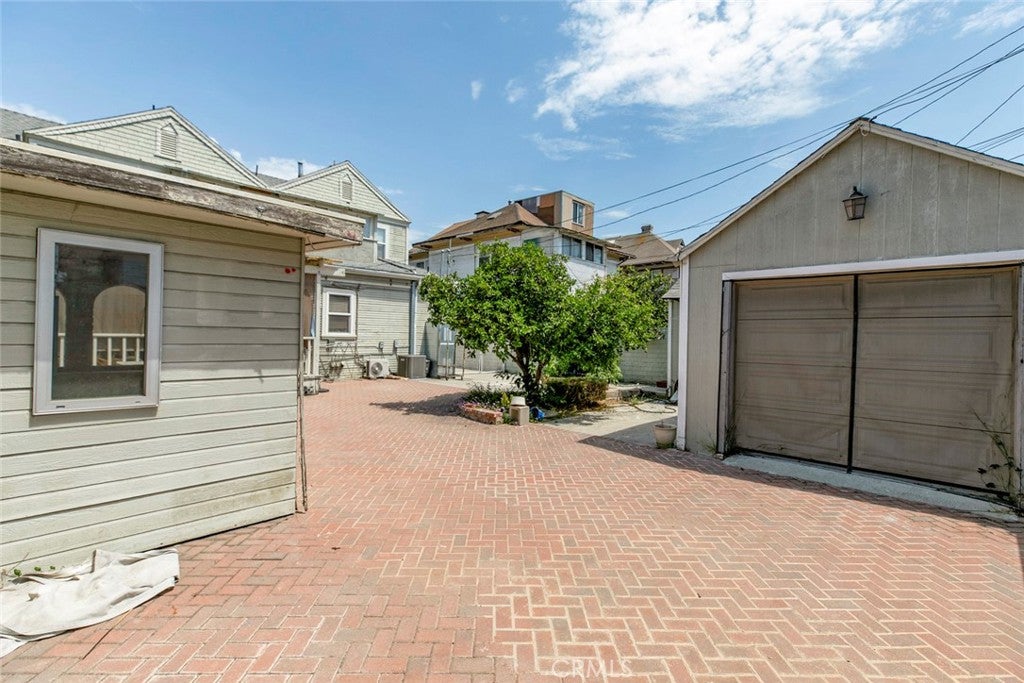 Los Angeles, California, 90006, United States, 5 Bedrooms Bedrooms, ,2 BathroomsBathrooms,Residential,For Sale,1940341