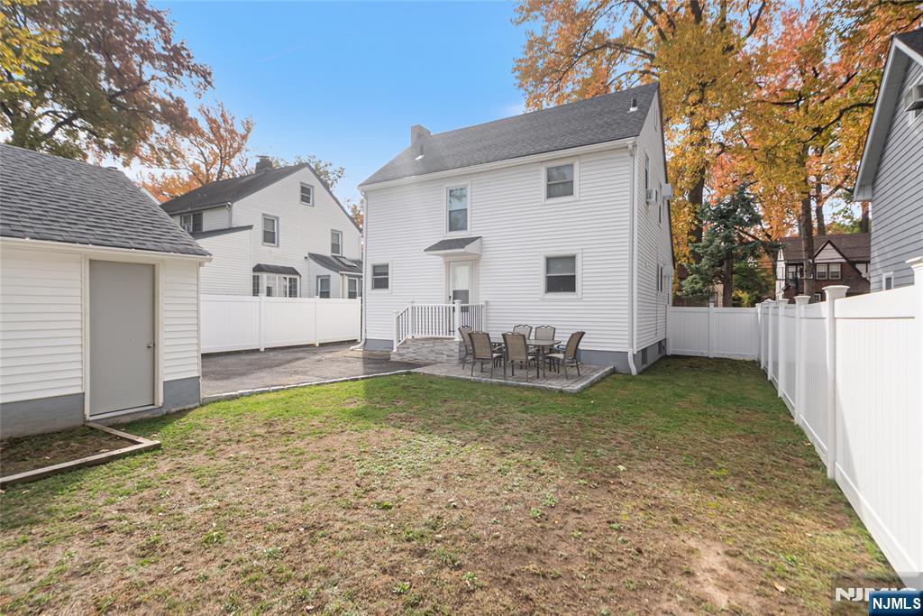 Teaneck, New Jersey, 07666, United States, 3 Bedrooms Bedrooms, ,2 BathroomsBathrooms,Residential,For Sale,1987513