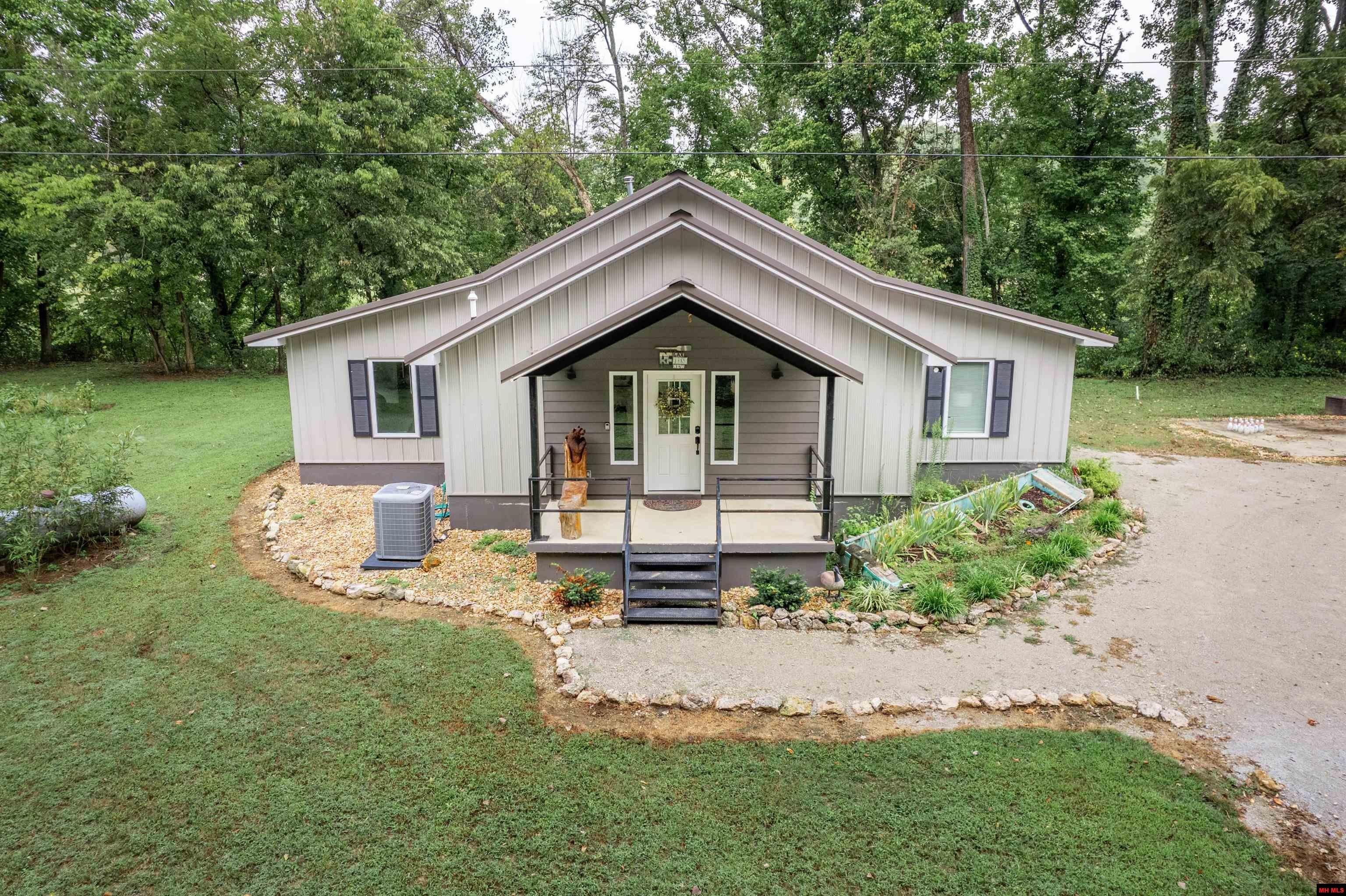 Norfork, Arkansas, 72658, United States, 4 Bedrooms Bedrooms, ,4 BathroomsBathrooms,Residential,For Sale,1976575