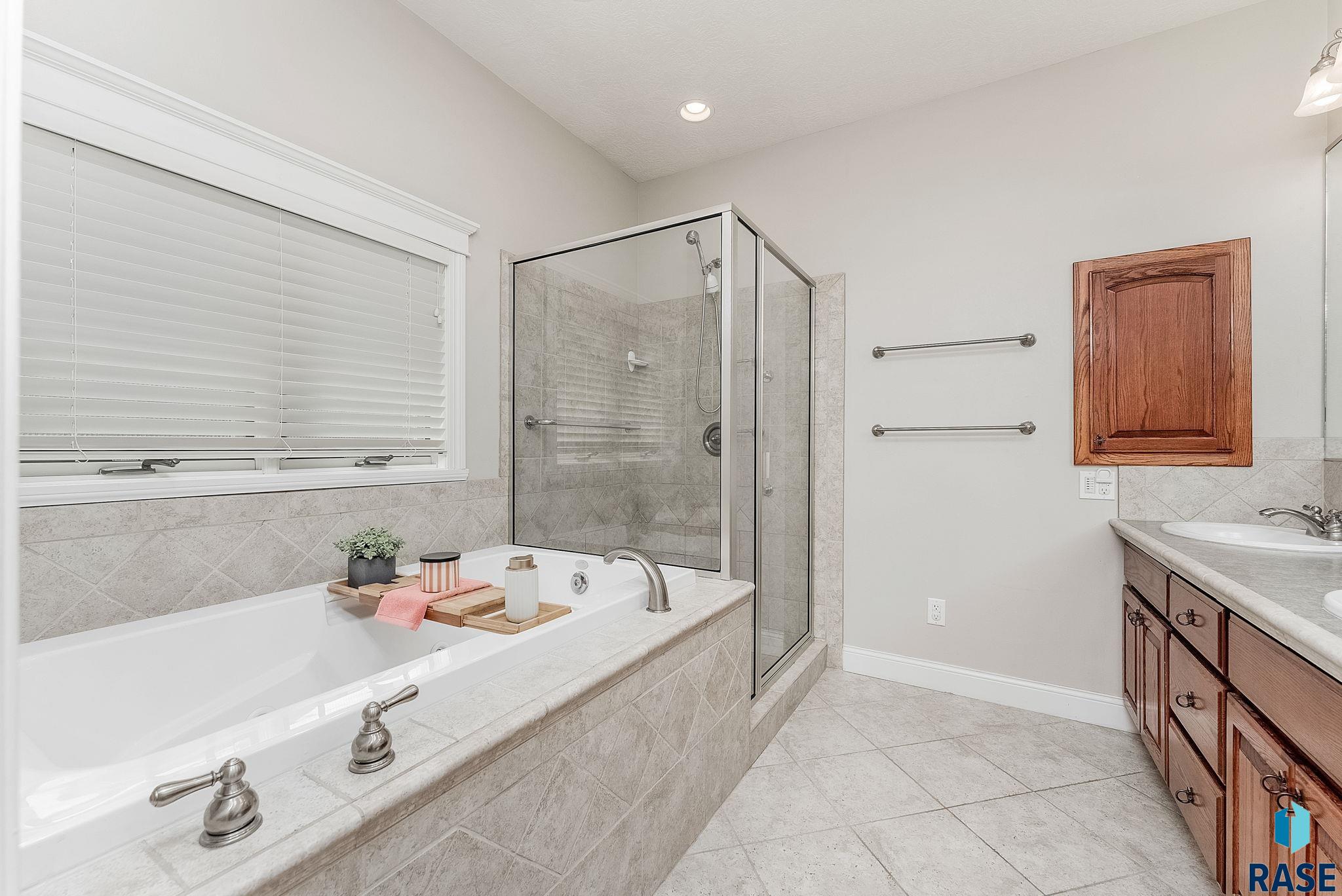Sioux Falls, South Dakota, 57106, United States, 5 Bedrooms Bedrooms, ,3 BathroomsBathrooms,Residential,For Sale,1926717