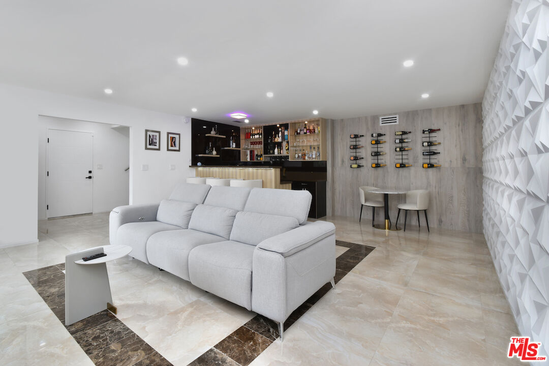 Sherman Oaks, California, 91403, United States, 4 Bedrooms Bedrooms, ,4 BathroomsBathrooms,Residential,For Sale,1794454