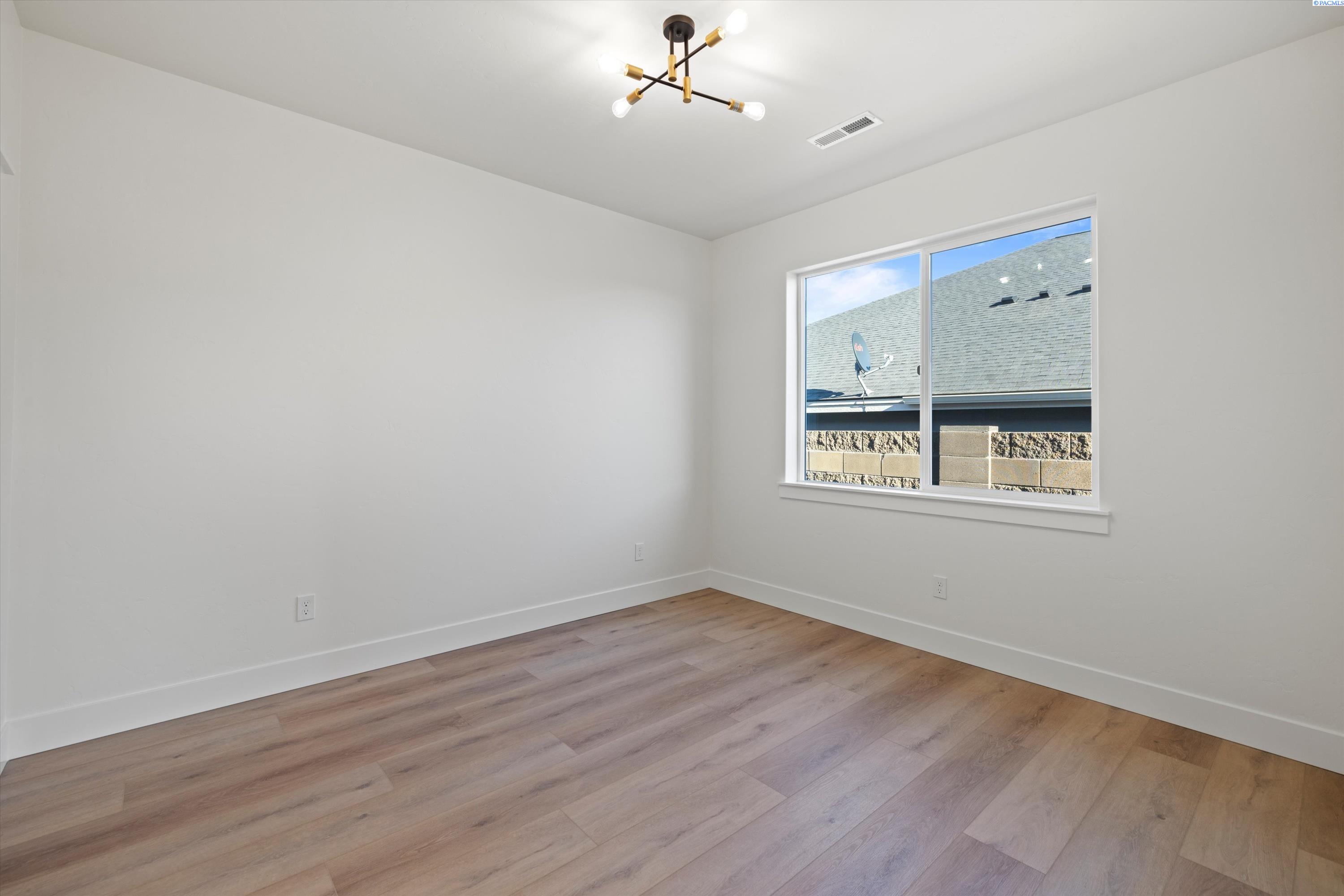 Richland, Washington, 99352, United States, 4 Bedrooms Bedrooms, ,3 BathroomsBathrooms,Residential,For Sale,1996125