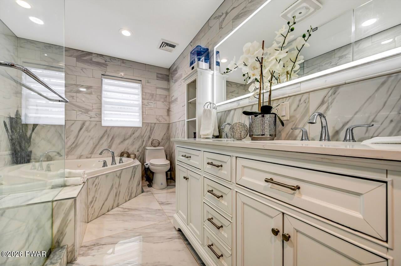 Milford, Pennsylvania, 18337, United States, 3 Bedrooms Bedrooms, ,3 BathroomsBathrooms,Residential,For Sale,2011309