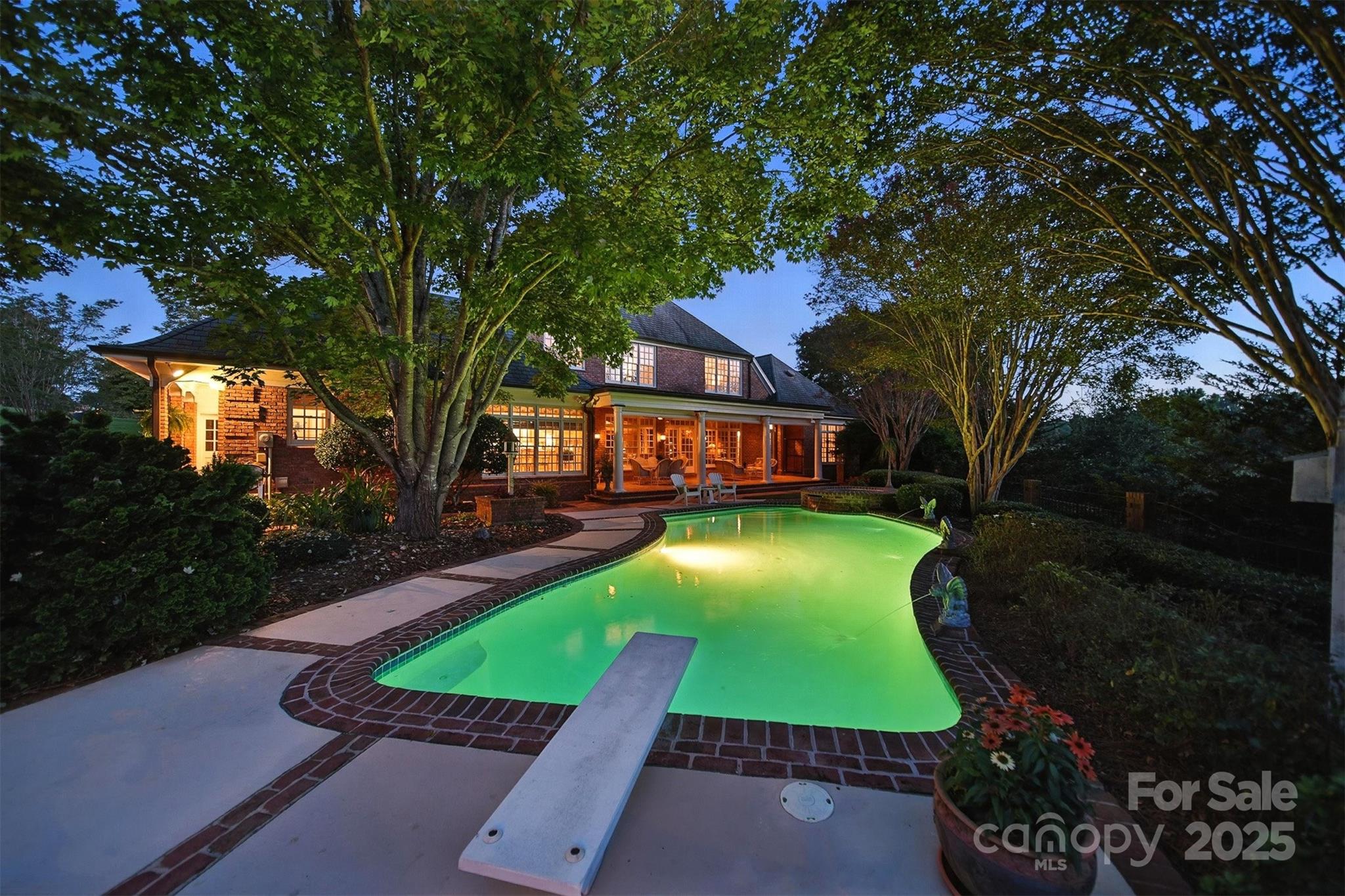Hickory, North Carolina, 28601, United States, 4 Bedrooms Bedrooms, ,5 BathroomsBathrooms,Residential,For Sale,1942253