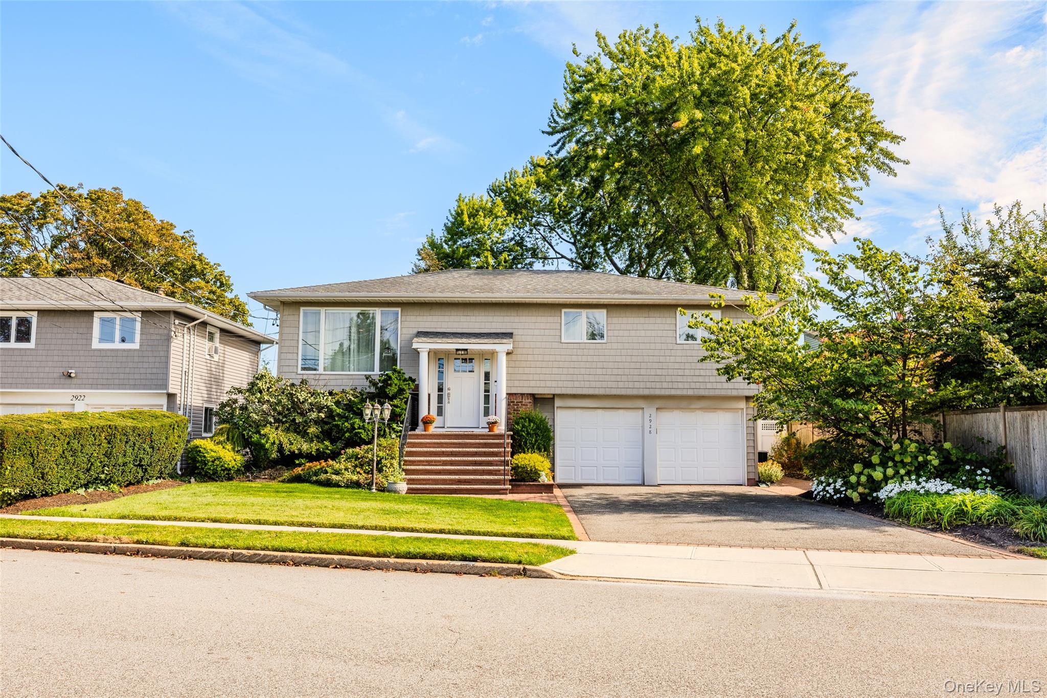 Charlotte Dr, Merrick, NY 11566