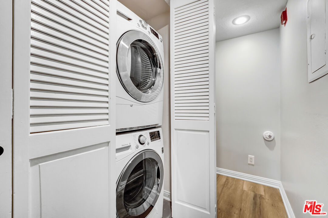 Sherman Oaks, California, 91403, United States, 2 Bedrooms Bedrooms, ,3 BathroomsBathrooms,Residential,For Sale,1900859