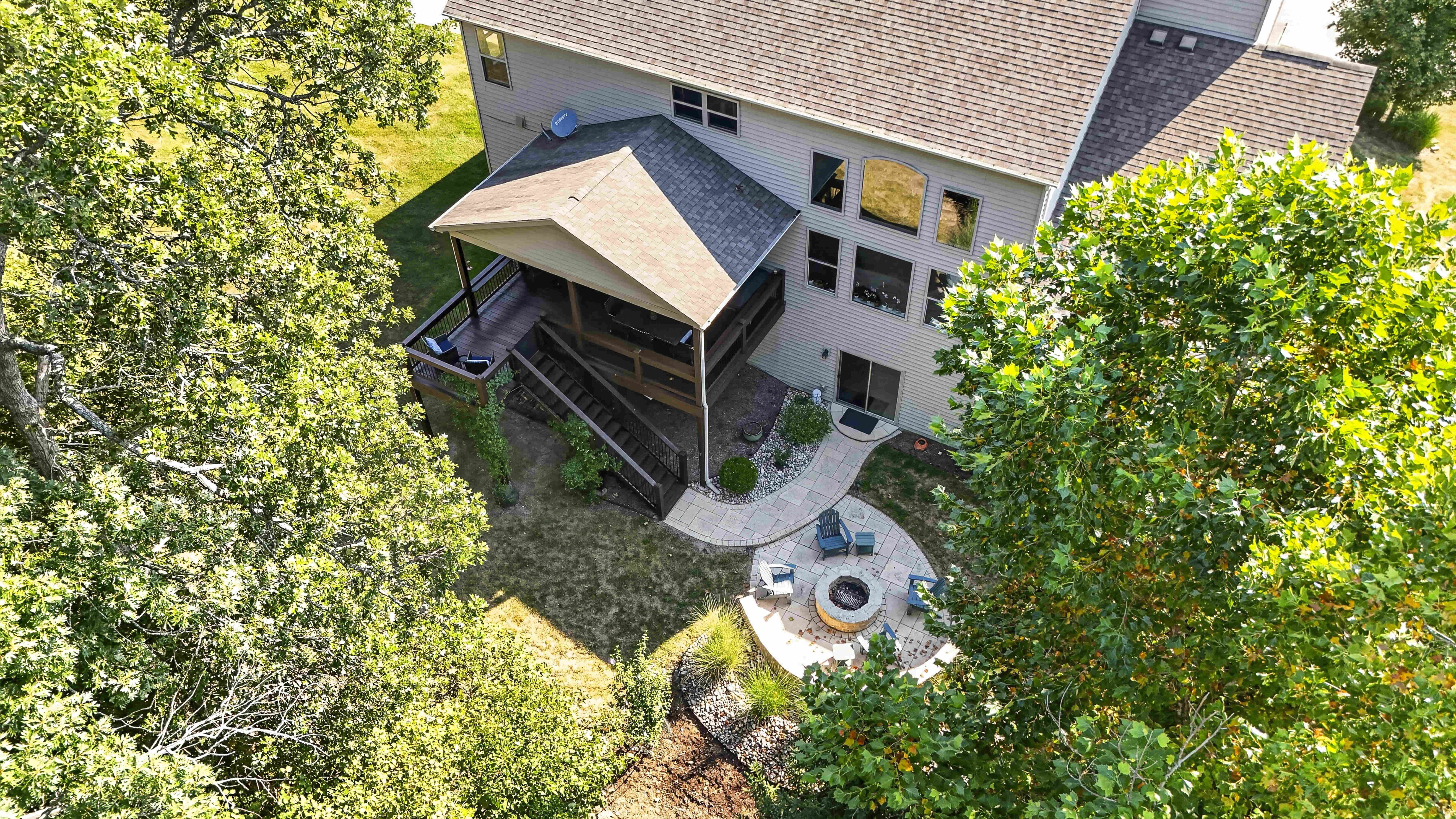  Located on 1.24 acre corner lot backing to mature trees. - 物件實景
