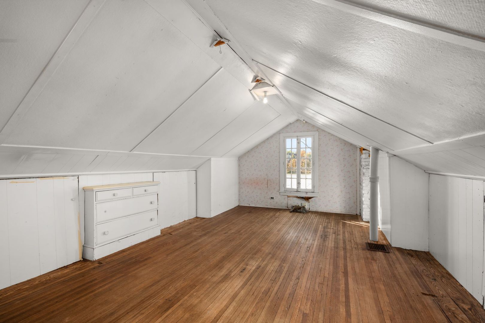 Geneva, Illinois, 60134, United States, 4 Bedrooms Bedrooms, ,2 BathroomsBathrooms,Residential,For Sale,1988364