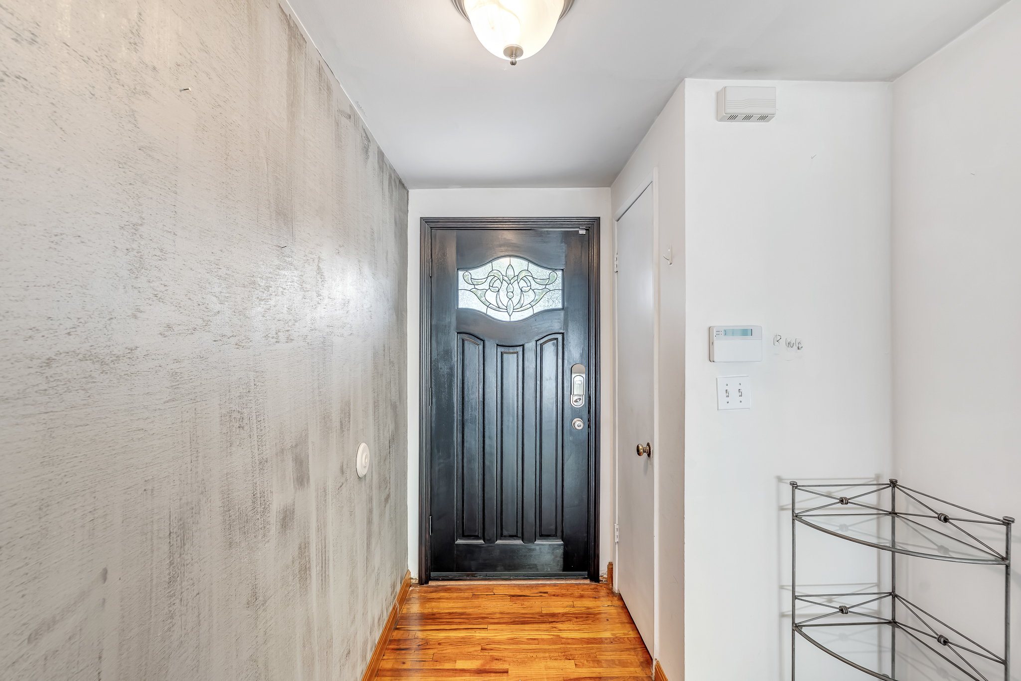  6626 Burnet Avenue - 物件實景