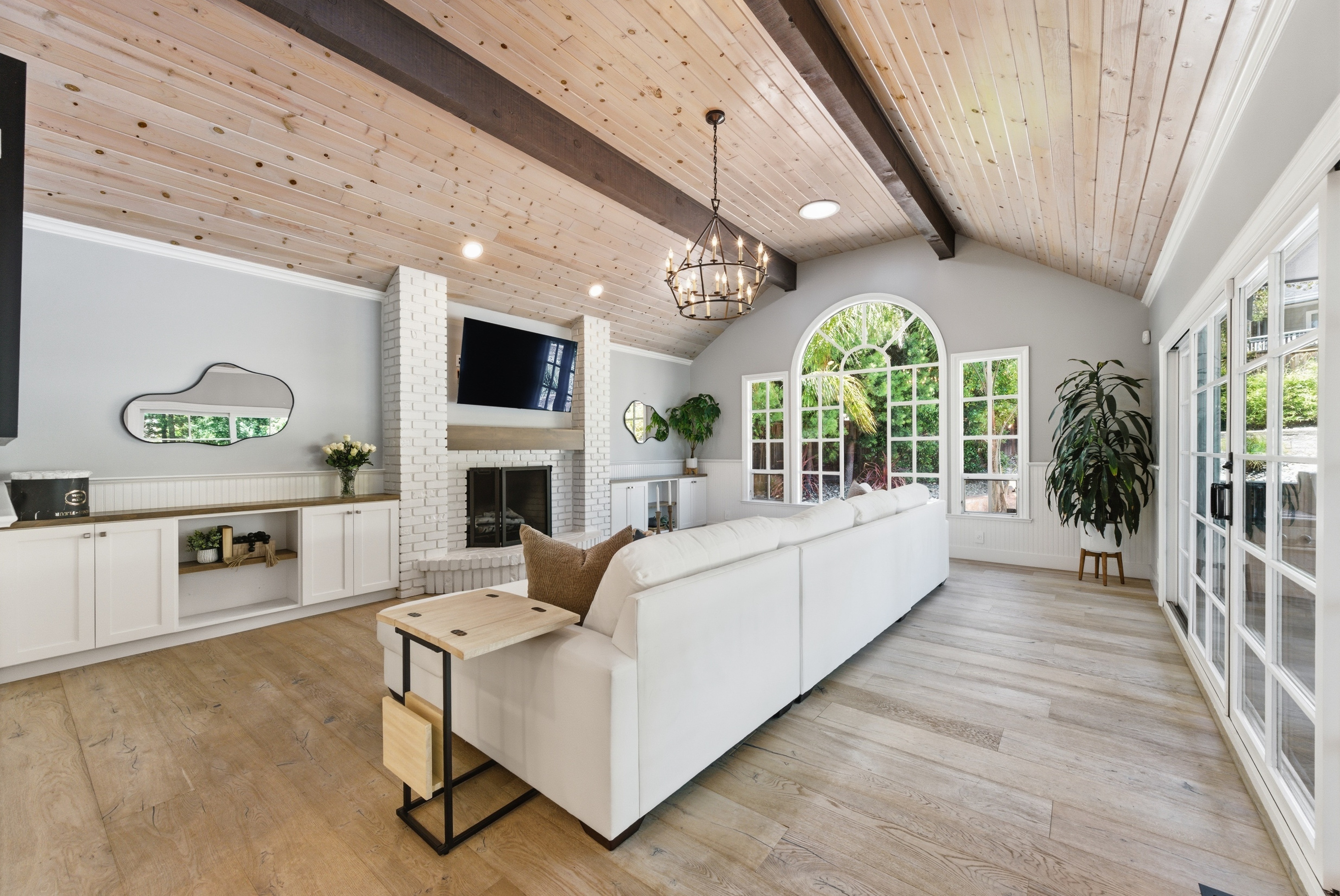  Timeless Transitional Estate with Resort-Style Backyard - 物件實景