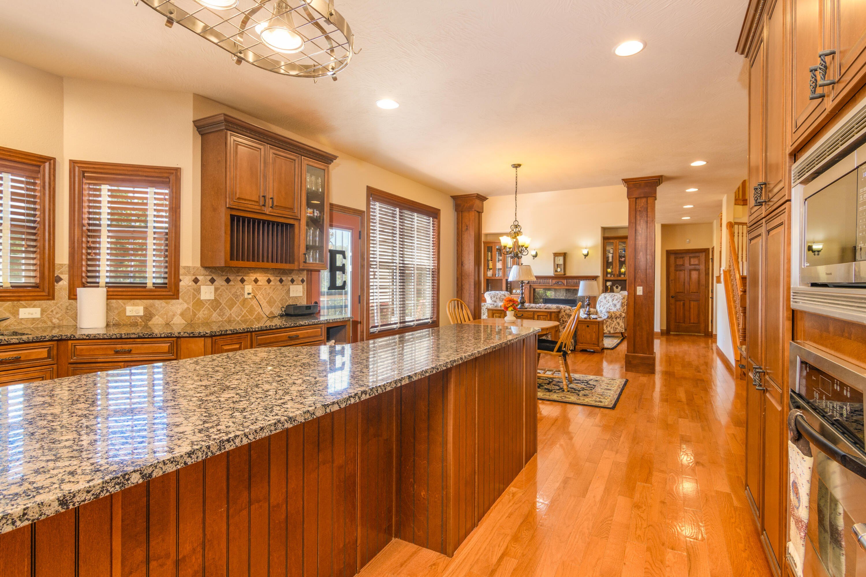 Walnut Shade, Missouri, 65771, United States, 6 Bedrooms Bedrooms, ,5 BathroomsBathrooms,Residential,For Sale,1975828