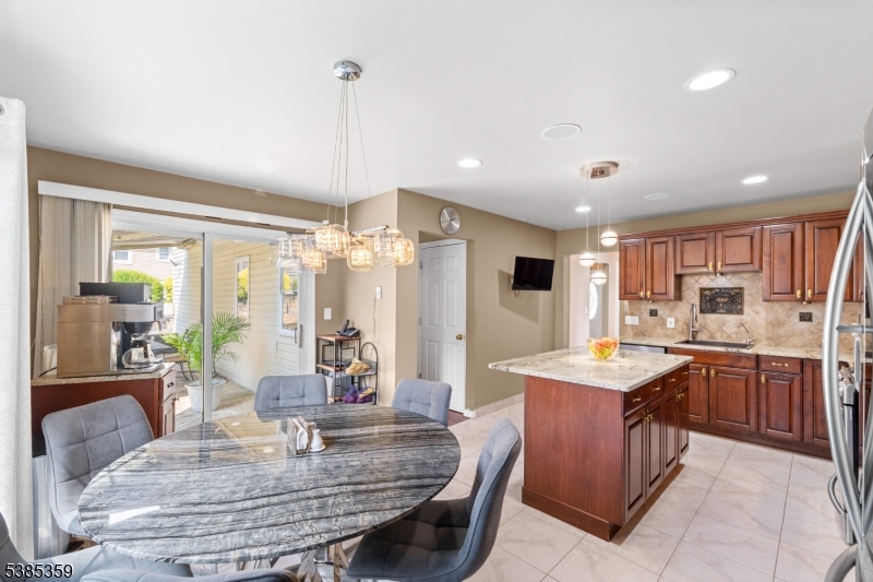 Wayne Twp., New Jersey, 07470, United States, 5 Bedrooms Bedrooms, ,3 BathroomsBathrooms,Residential,For Sale,1947958