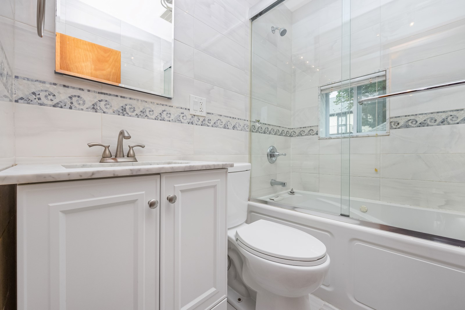 Middle Village, New York, 11379, United States, 3 Bedrooms Bedrooms, ,2 BathroomsBathrooms,Residential,For Sale,1933512
