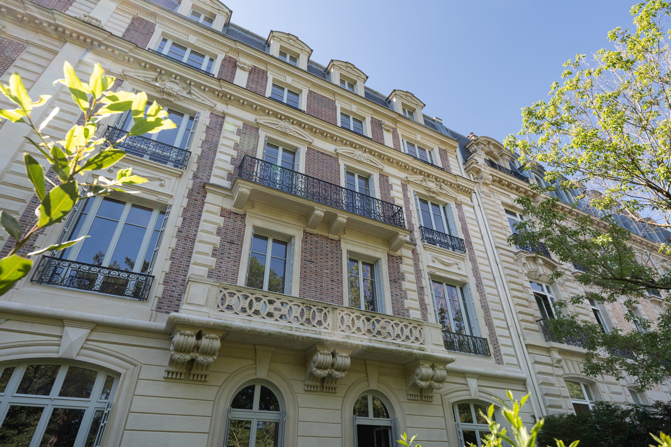  Private mansion between a ceremonial courtyard and a garden opening onto Parc M… - 物件實景