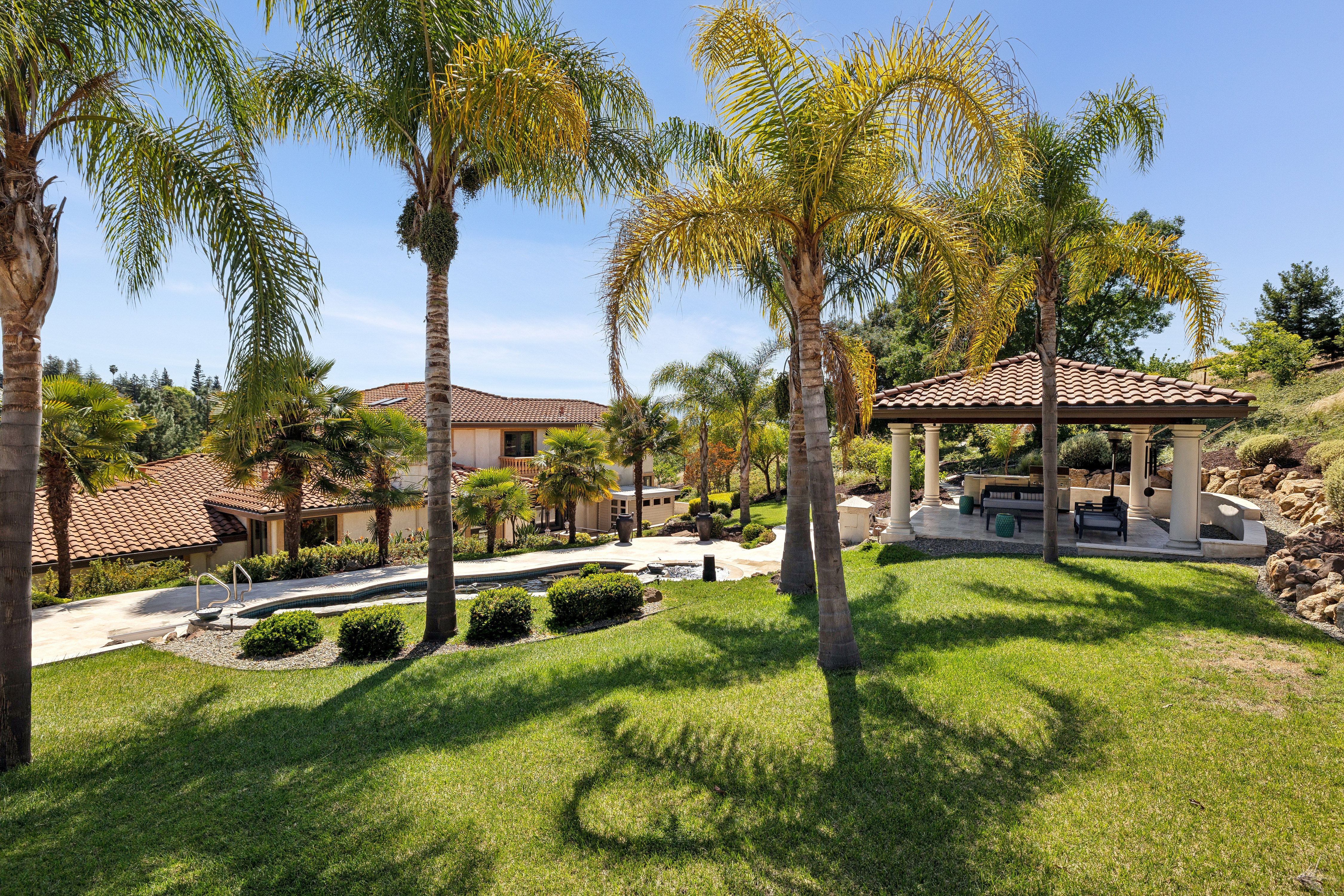  Grand Mediterranean Estate with Private Multi-Generational Wing - 物件實景