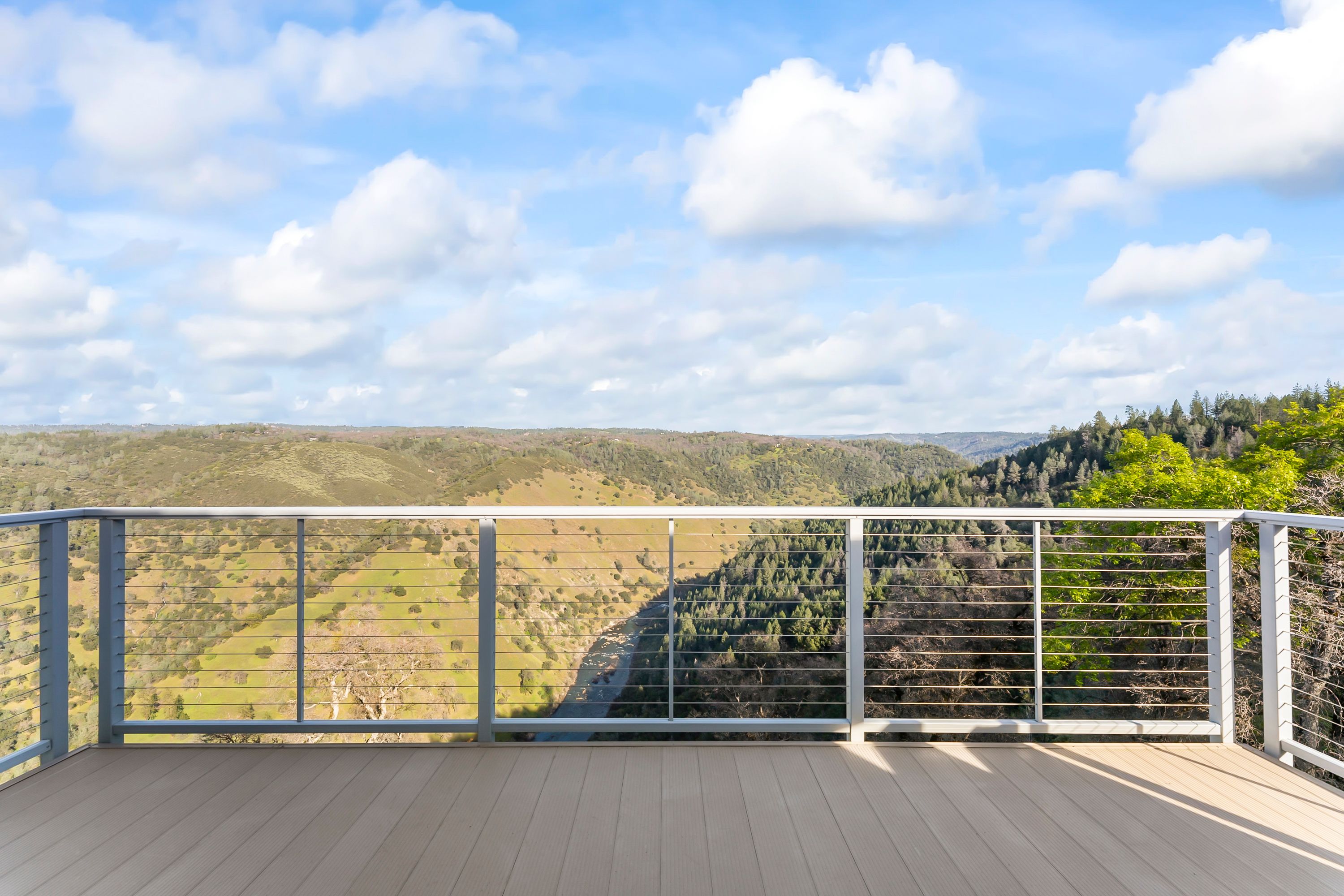  River Views • Pool • A Striking Estate That Makes a Statement - 物件實景