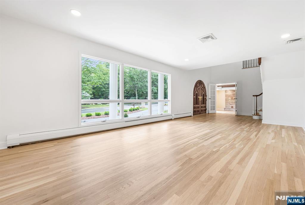 Wyckoff, New Jersey, 07481, United States, 5 Bedrooms Bedrooms, ,5 BathroomsBathrooms,Residential,For Sale,1951013