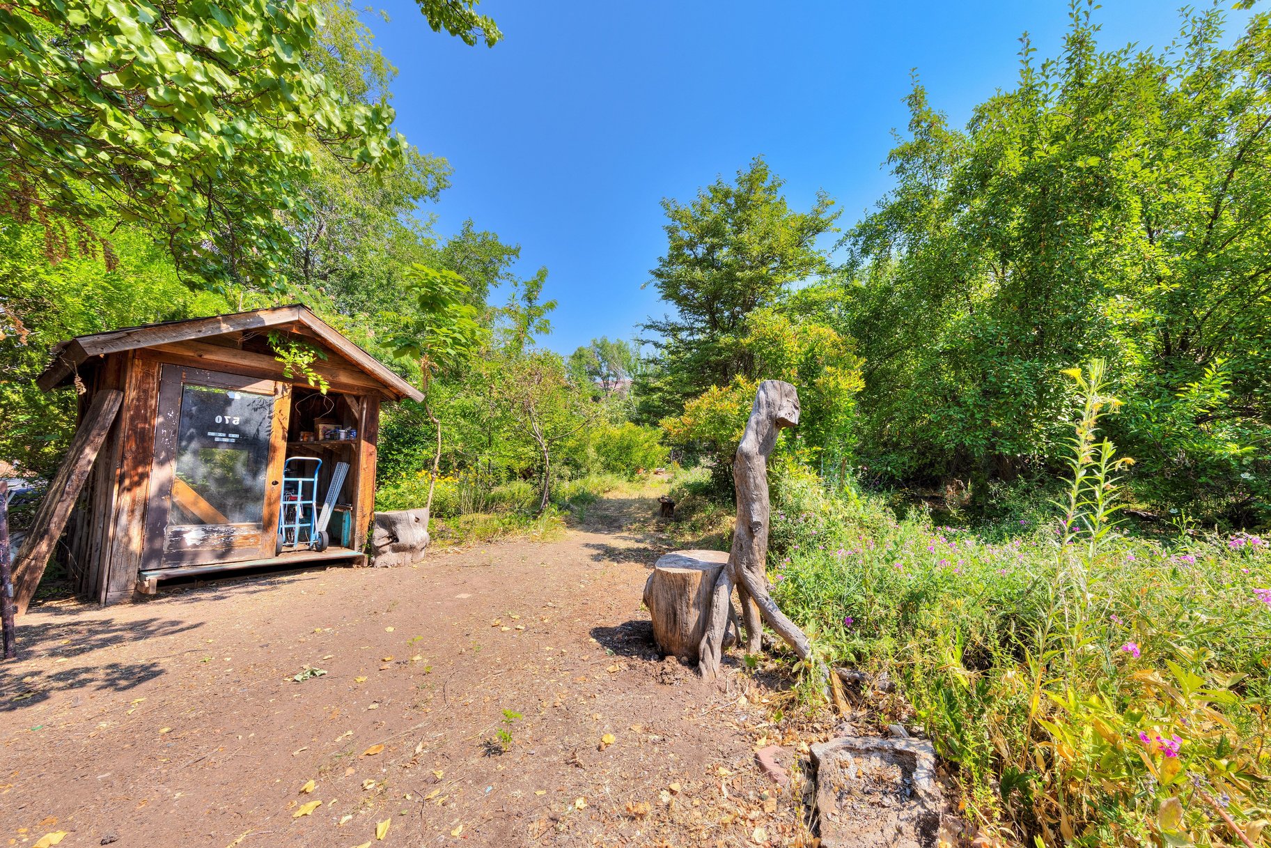  Great Location, Private Backyard & Plenty of Potential - 物件實景