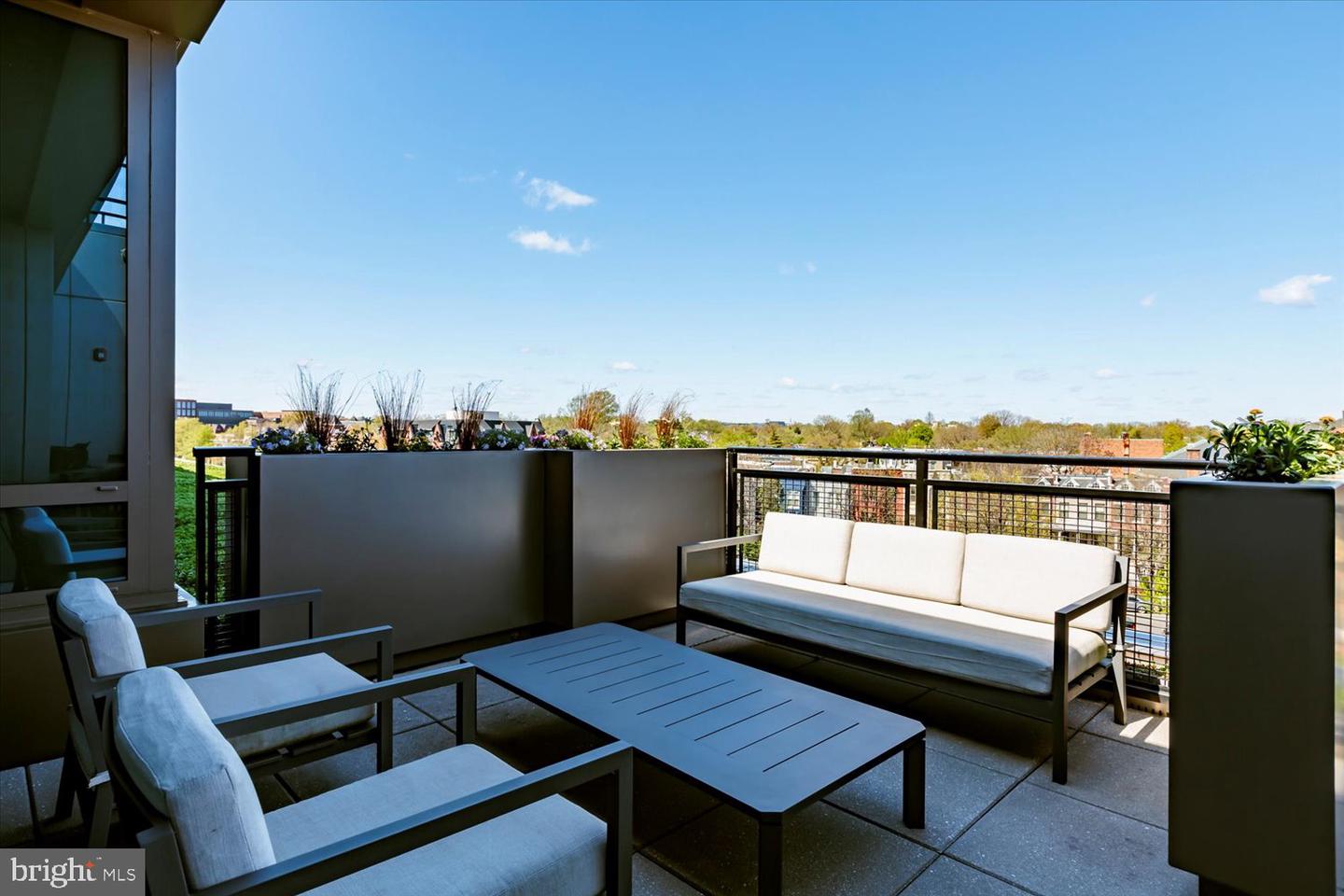 Washington, District of Columbia, 20003, United States, 1 Bedroom Bedrooms, ,2 BathroomsBathrooms,Residential,For Sale,1766672