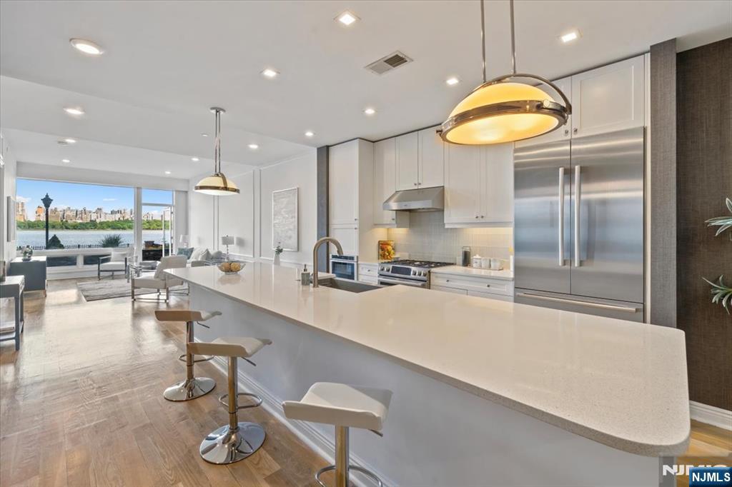 Edgewater, New Jersey, 07020, United States, 2 Bedrooms Bedrooms, ,2 BathroomsBathrooms,Residential,For Sale,1849063