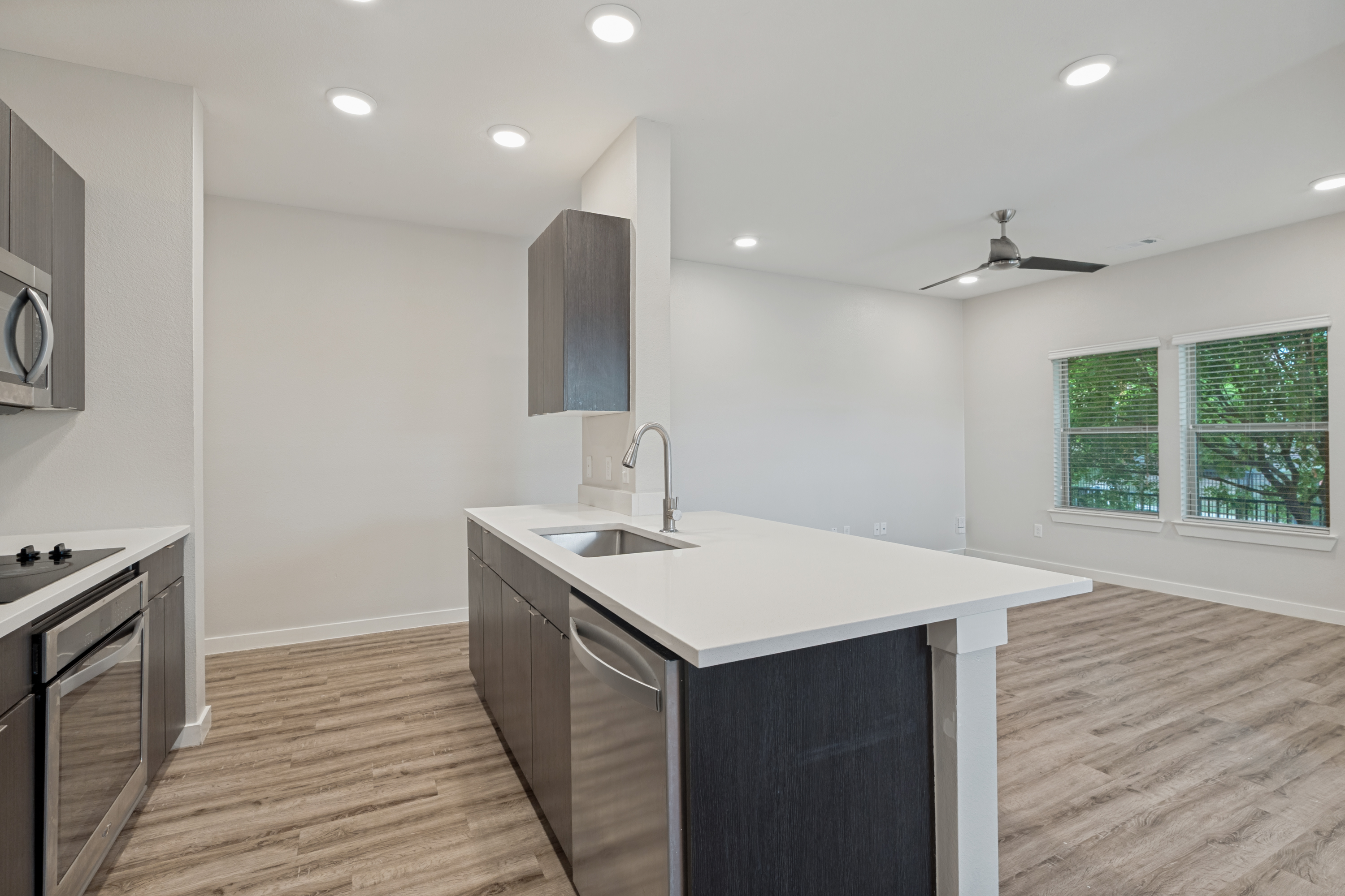  Welcome to this Beautifully Designed 3-bedroom, 2.5-bath Townhouse - 物件實景