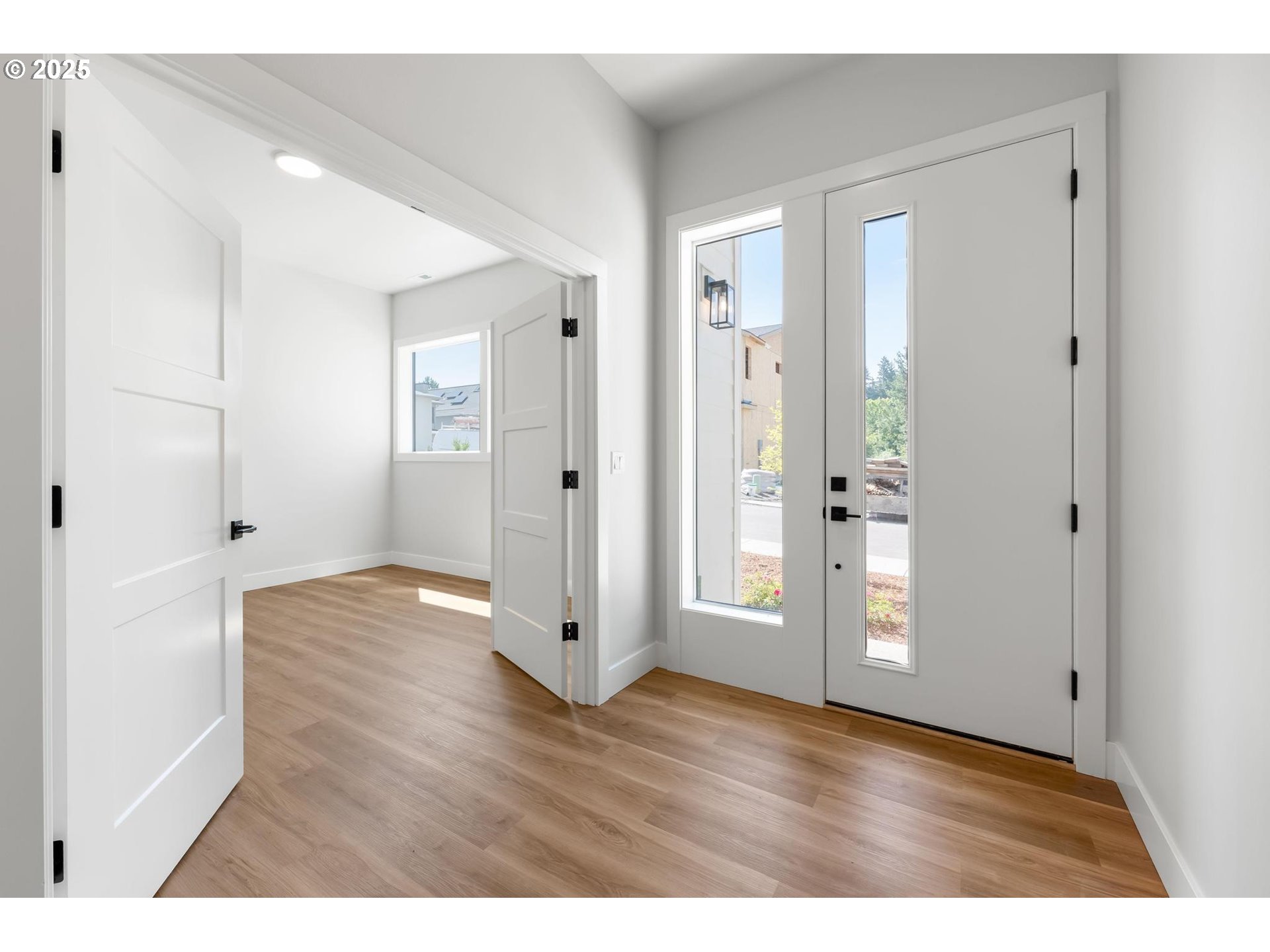 Portland, Oregon, 97219, United States, 3 Bedrooms Bedrooms, ,2 BathroomsBathrooms,Residential,For Sale,1699870
