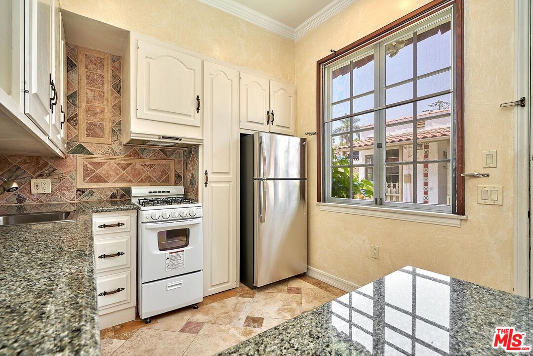 Los Angeles, California, 90004, United States, 4 Bedrooms Bedrooms, ,3 BathroomsBathrooms,Residential,For Sale,1876401