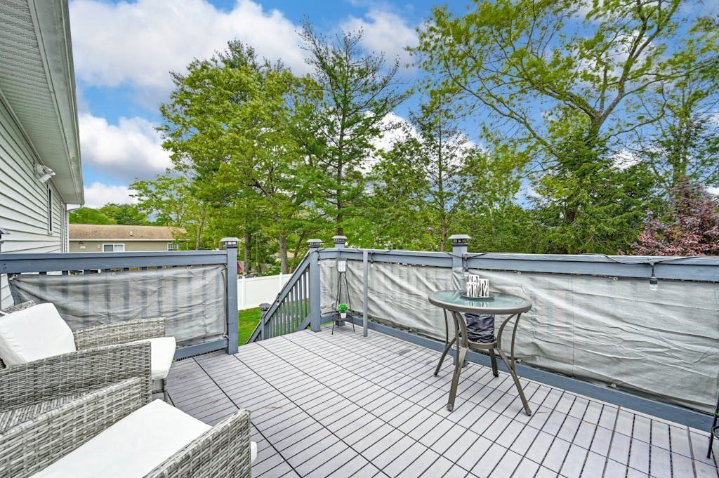 Webster, Massachusetts, 01570, United States, 3 Bedrooms Bedrooms, ,2 BathroomsBathrooms,Residential,For Sale,1937181