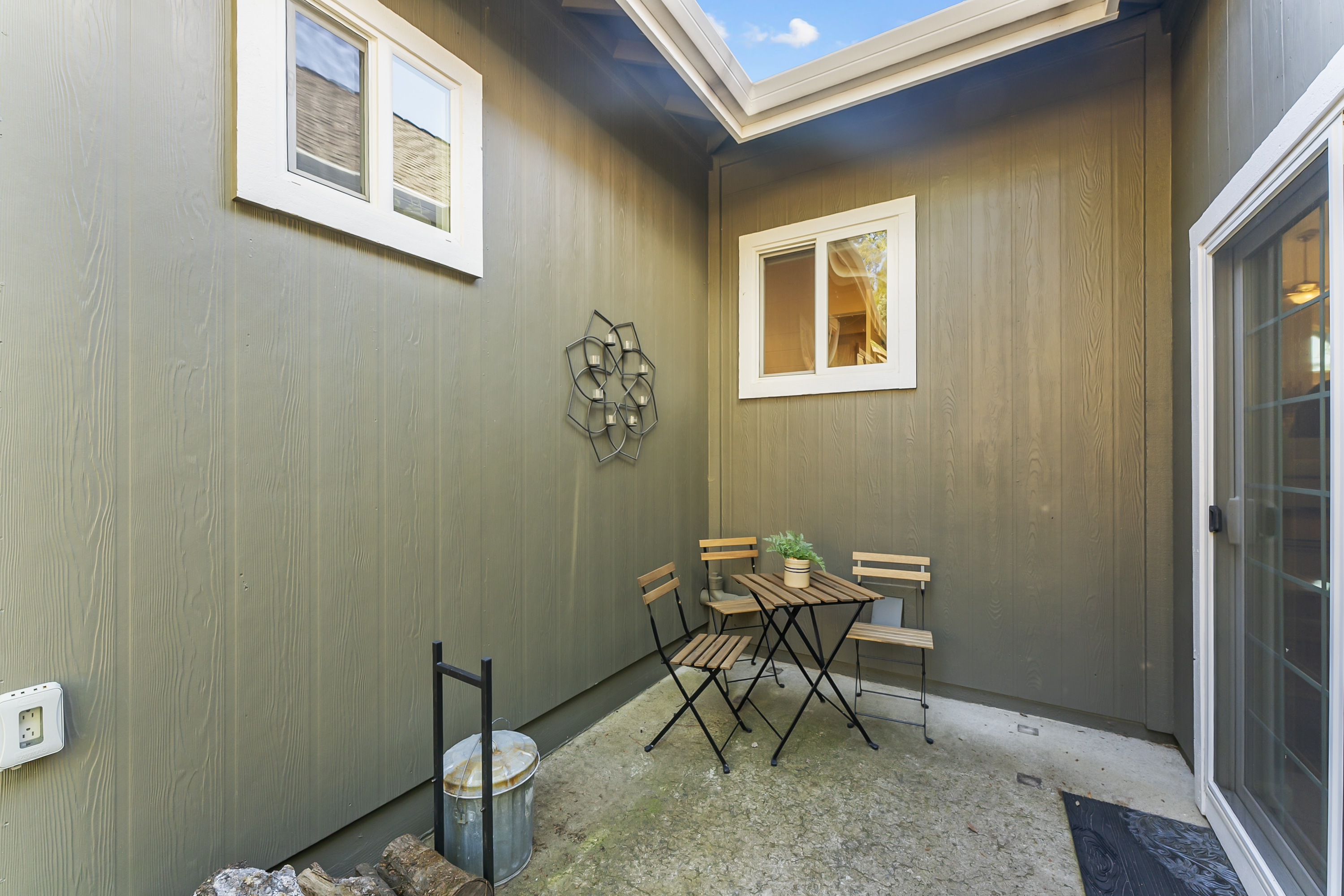  Thoughtfully Designed Living with Income Potential - 物件實景