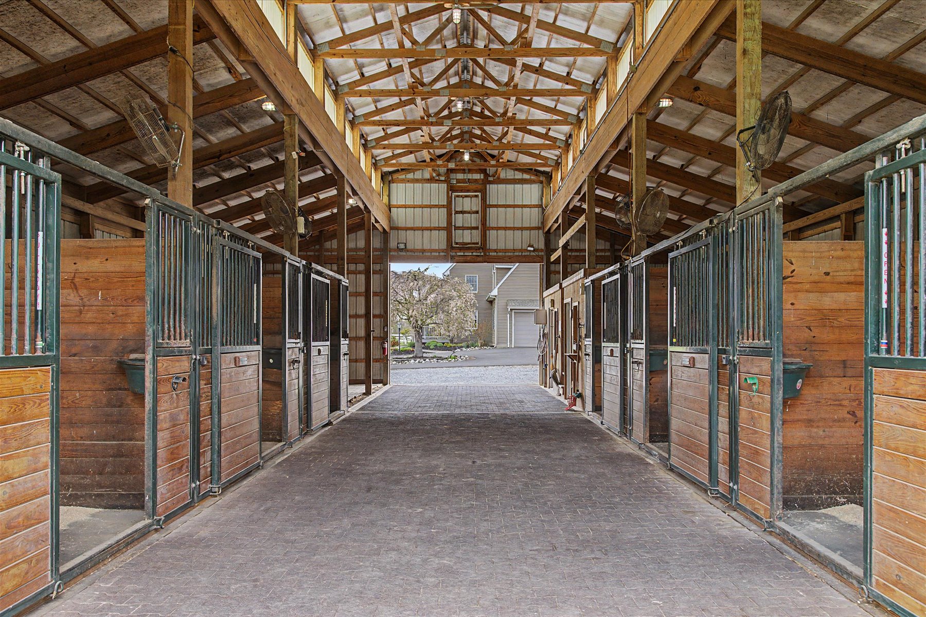  Well Maintained Colonial Home with Exceptional Equestrian Property - 物件實景