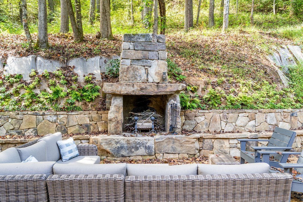 Murphy, North Carolina, 28906, United States, 3 Bedrooms Bedrooms, ,3 BathroomsBathrooms,Residential,For Sale,1982645