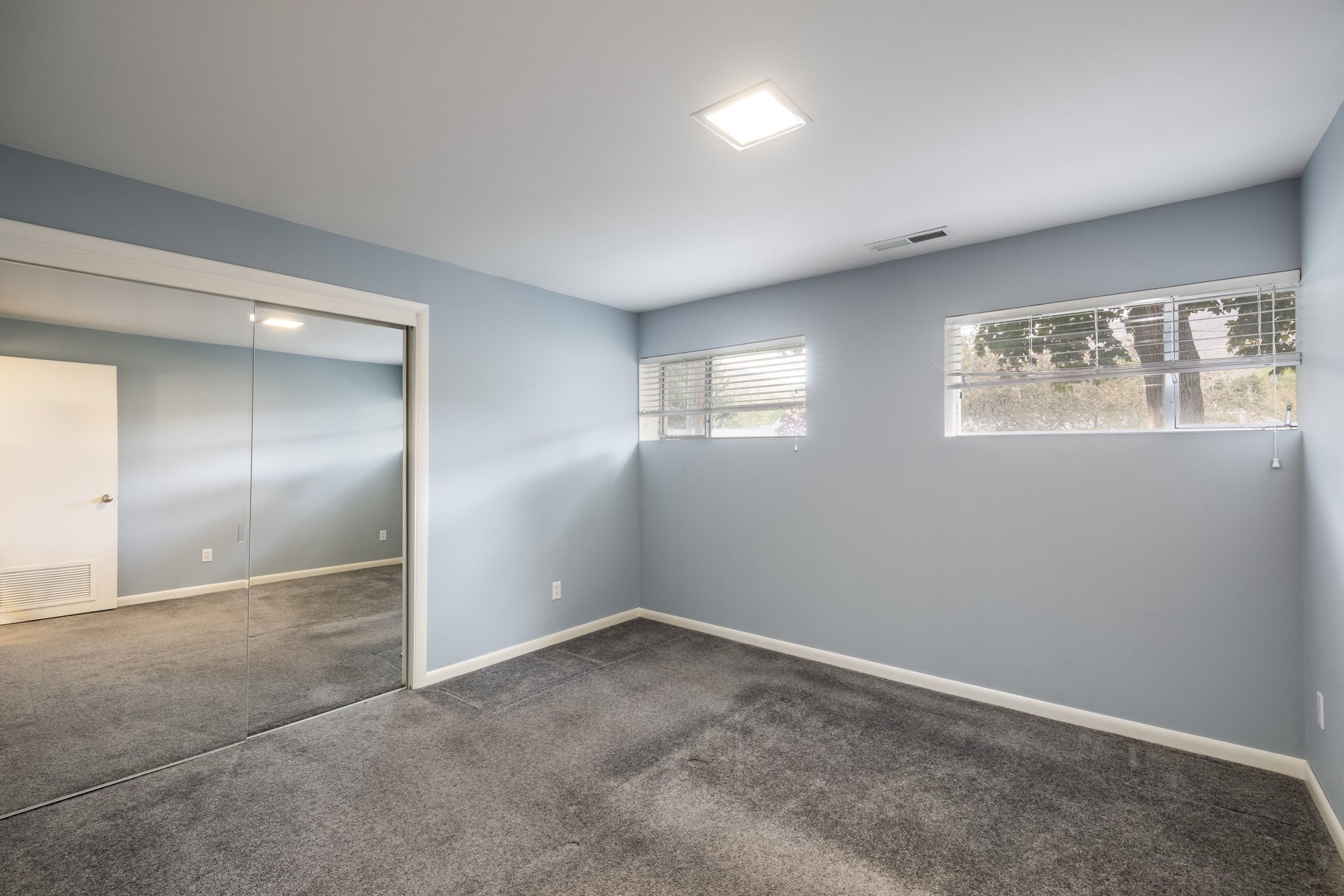  Elegant Contemporary Rambler in Sought After Neighborhood - 物件實景