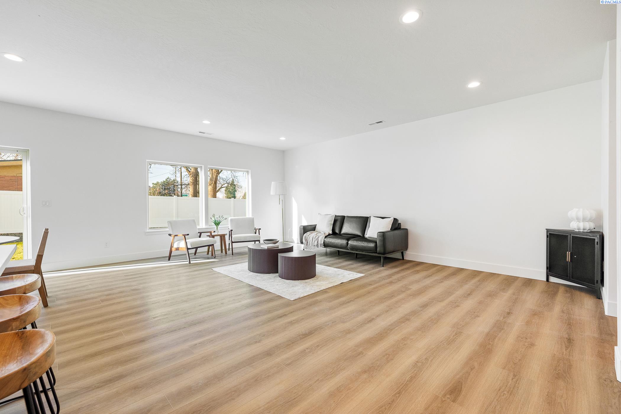 Kennewick, Washington, 99337, United States, 7 Bedrooms Bedrooms, ,Residential,For Sale,1949661