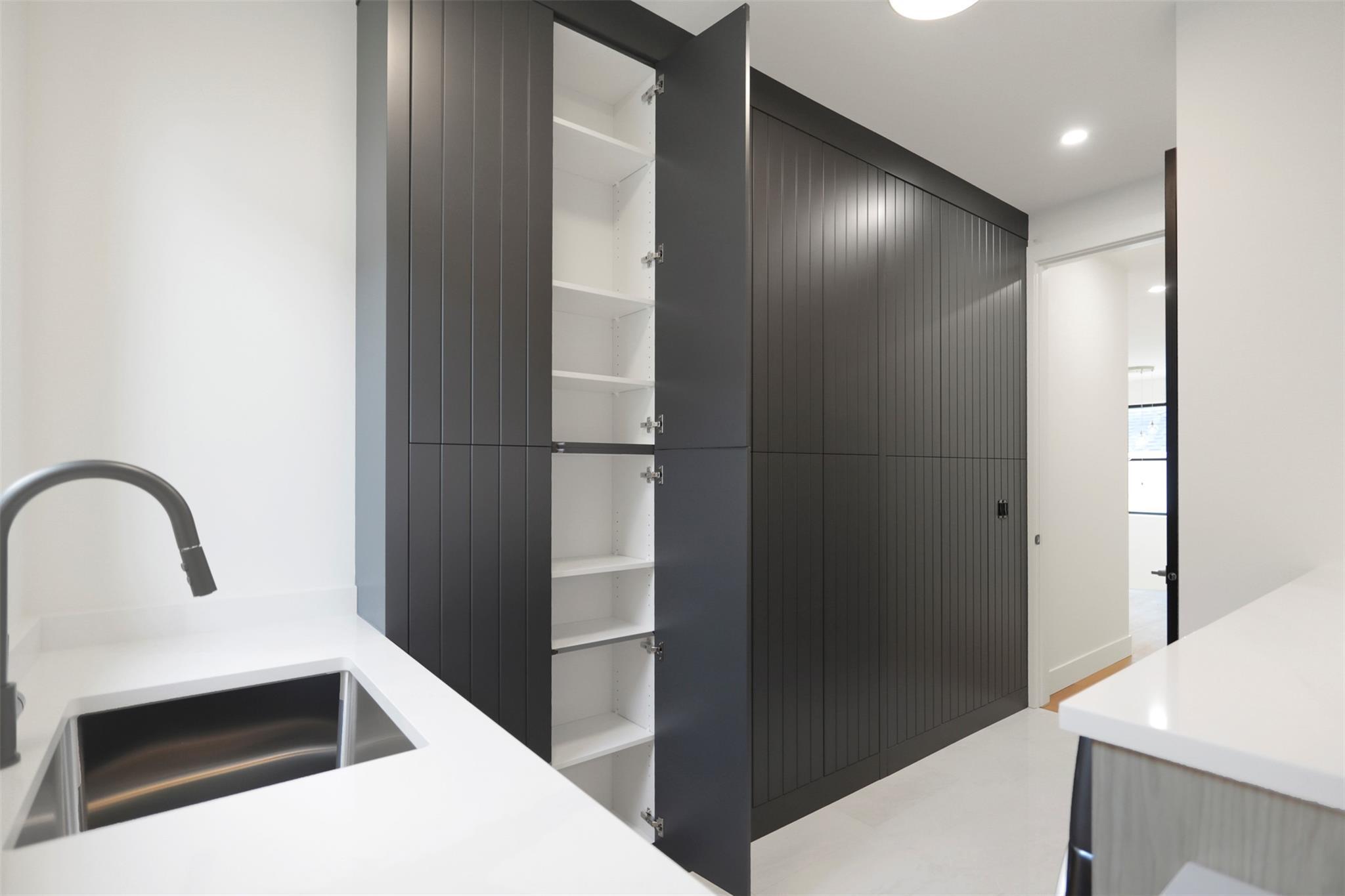 KELOWNA, British Columbia, V1W 0C4, CA, 5 Bedrooms Bedrooms, ,4 BathroomsBathrooms,Residential,For Sale,1960562