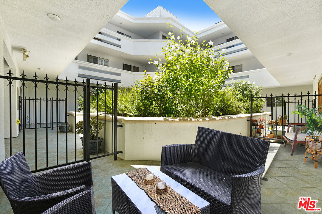 Sherman Oaks, California, 91403, United States, 2 Bedrooms Bedrooms, ,3 BathroomsBathrooms,Residential,For Sale,1900859