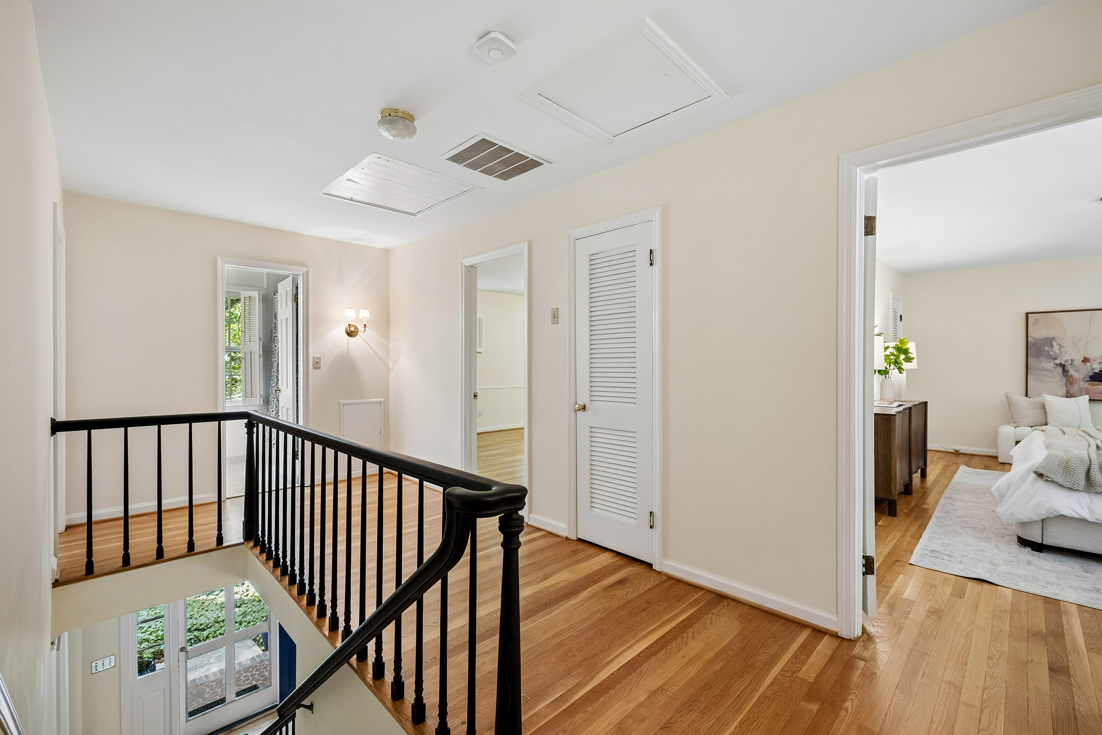  Timeless Character, Generous Living Spaces and a Quiet Cul-de-sac Location - 物件實景