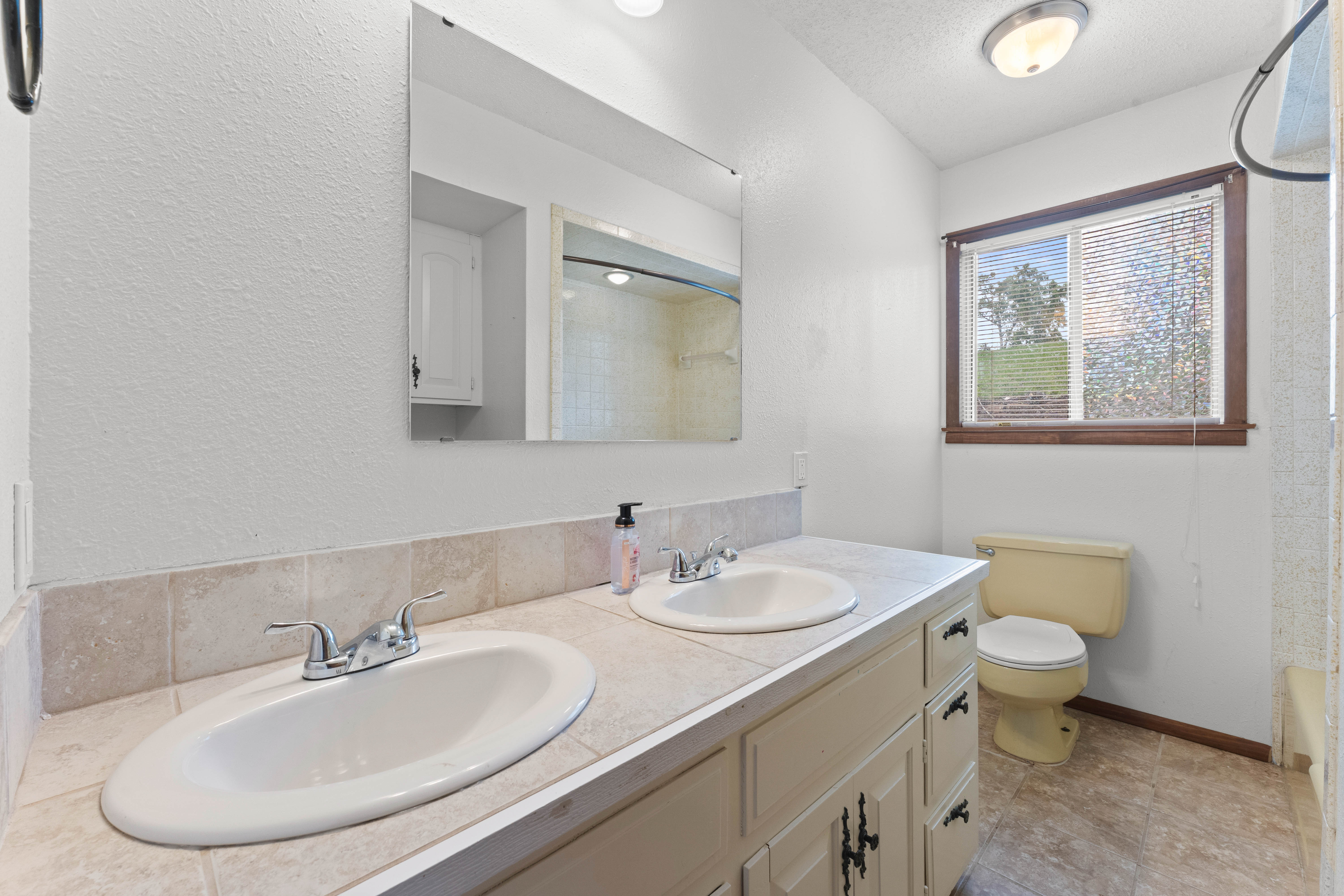 Bentonville, Arkansas, 72712, United States, 3 Bedrooms Bedrooms, ,2 BathroomsBathrooms,Residential,For Sale,1846586